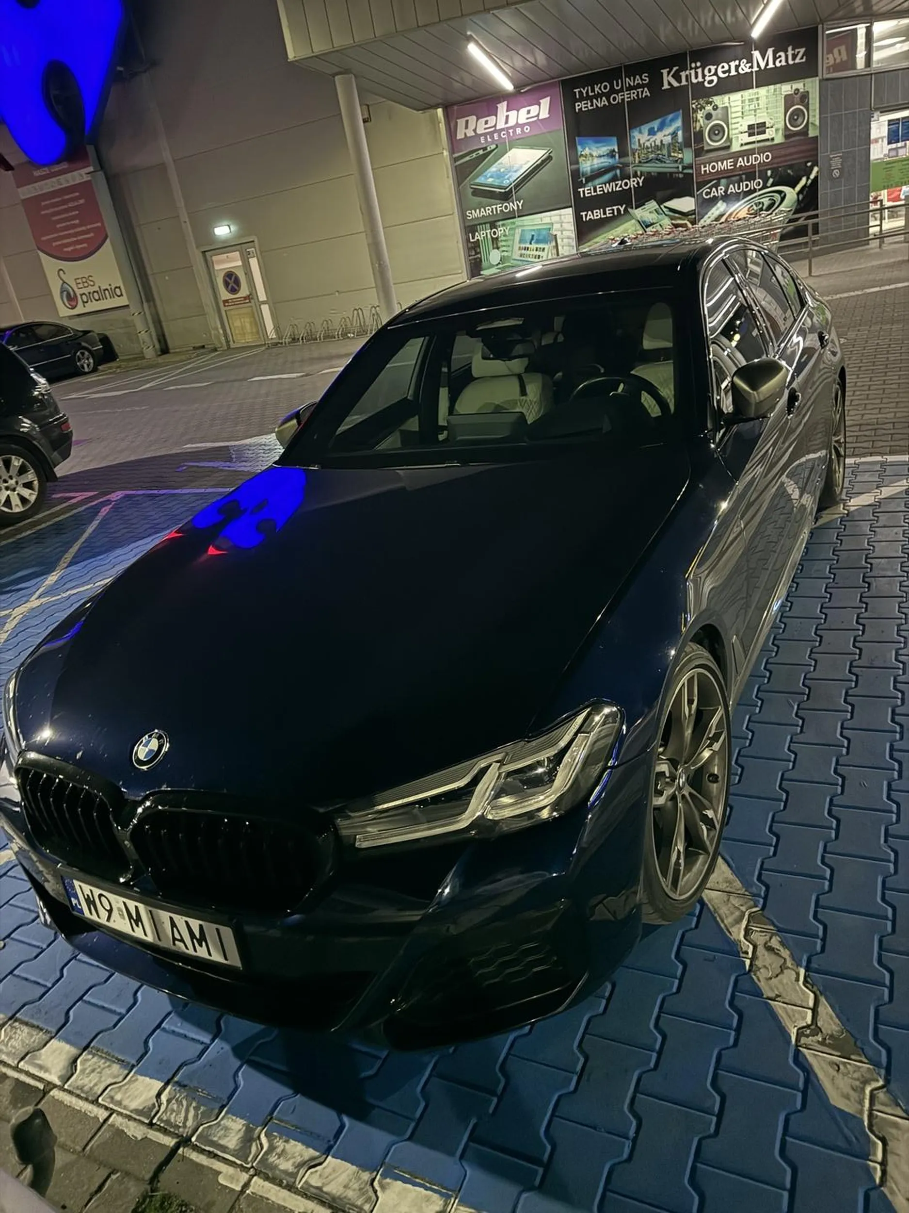 parkuje na miejscu dla inwalidow