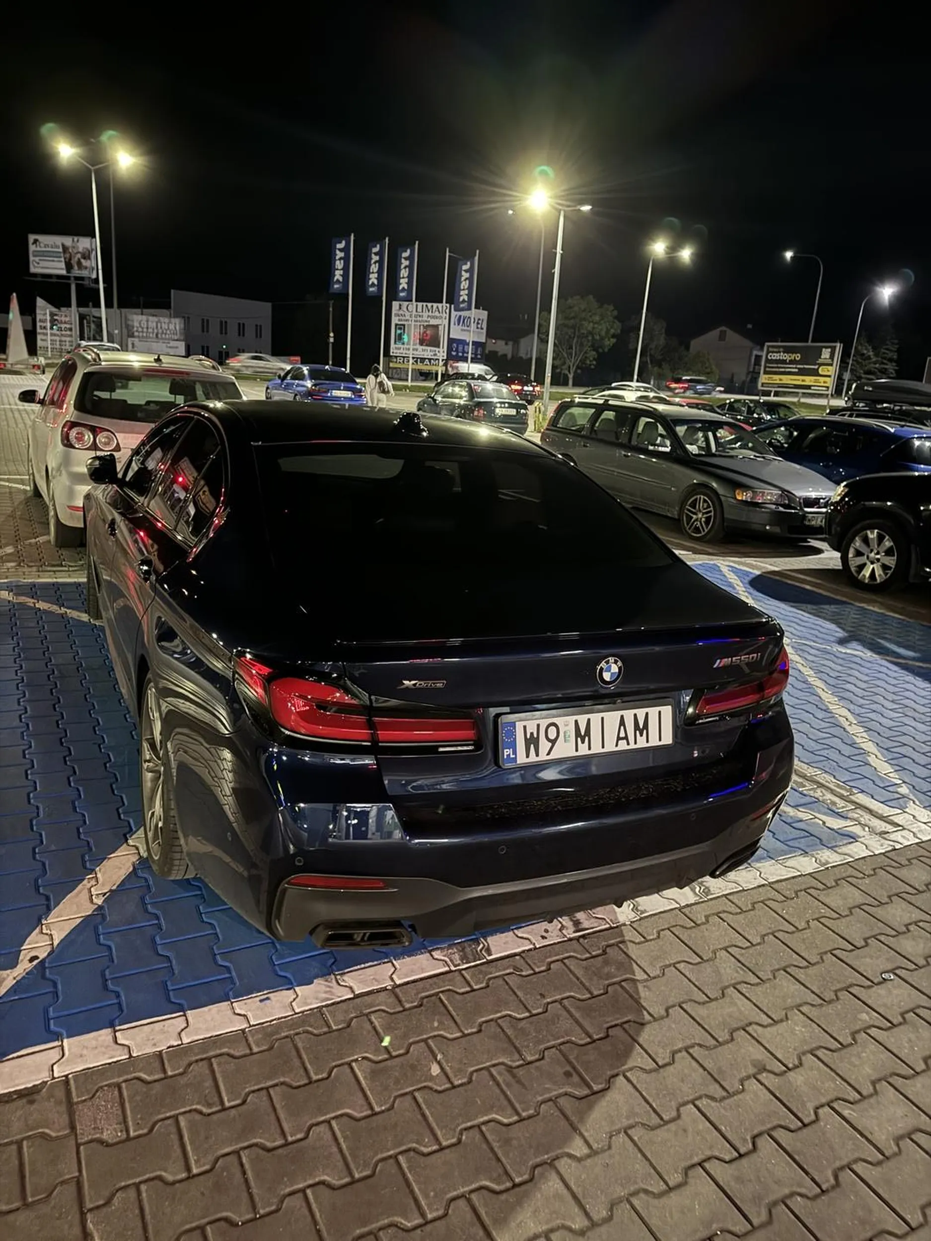 parkuje na miejscu dla inwalidow