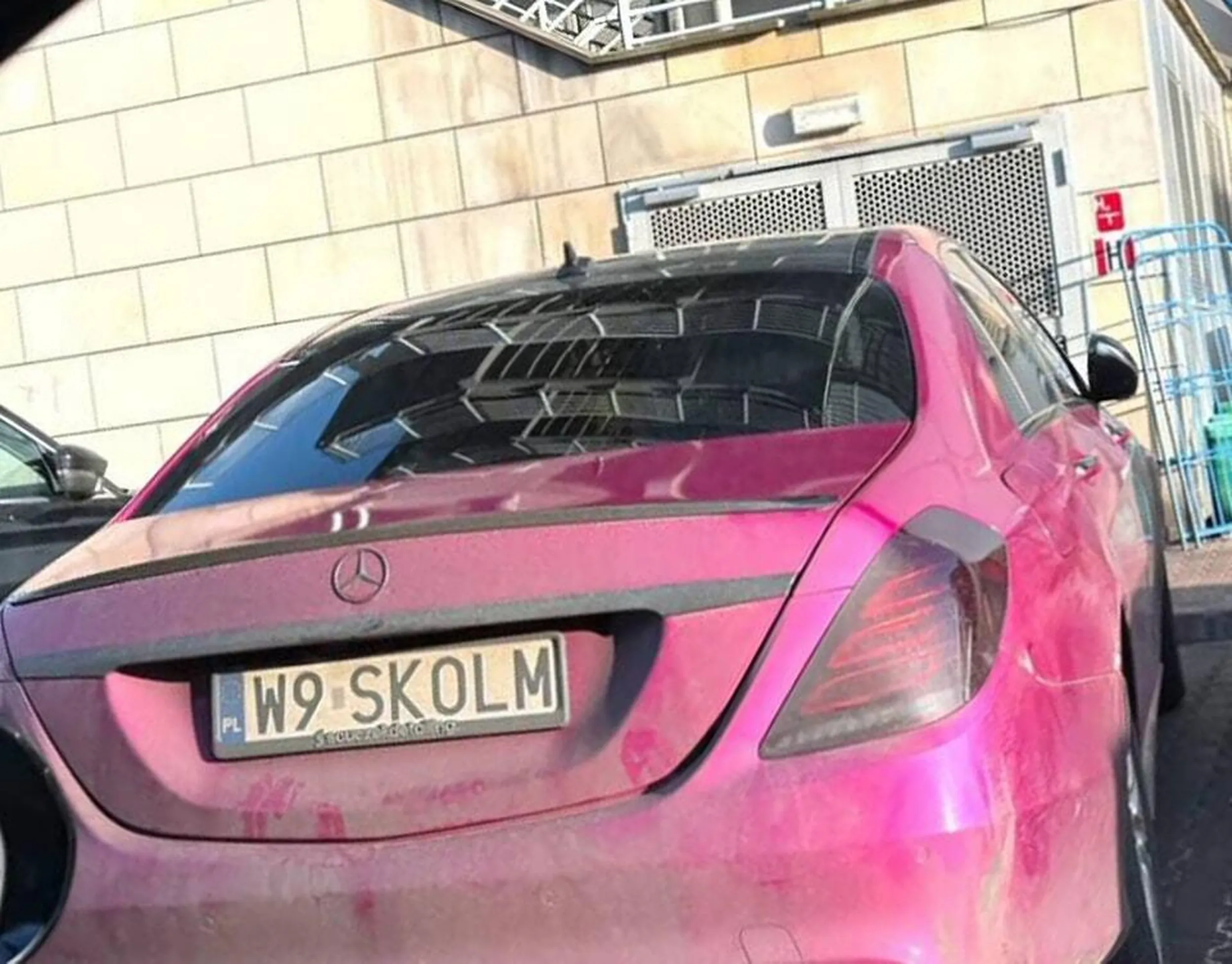 Jakaś blond pizdeczka jeździ tym szrotem, ha tfu