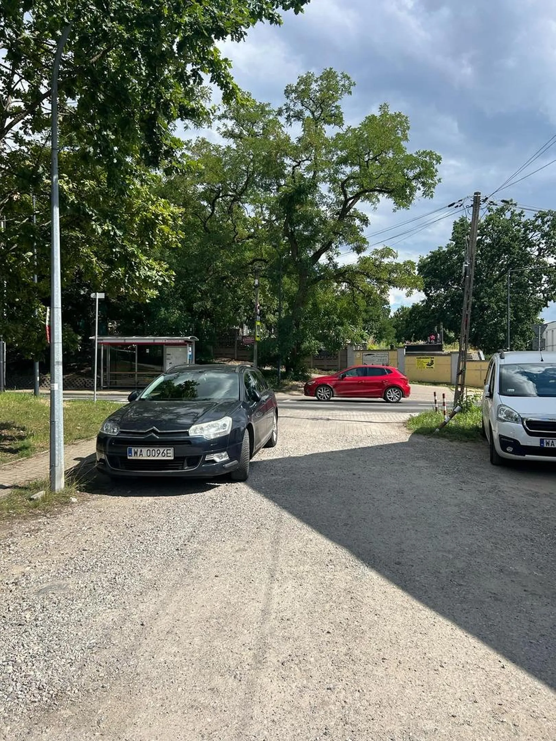 Typowy Białołęcki zadymiarz mający głęboko w poważaniu to czy ktoś będzie mógł dostać się do domu poprzez wjazd na uliczkę. Jadąc większym samochodem nie ma możliwości wjazdu.