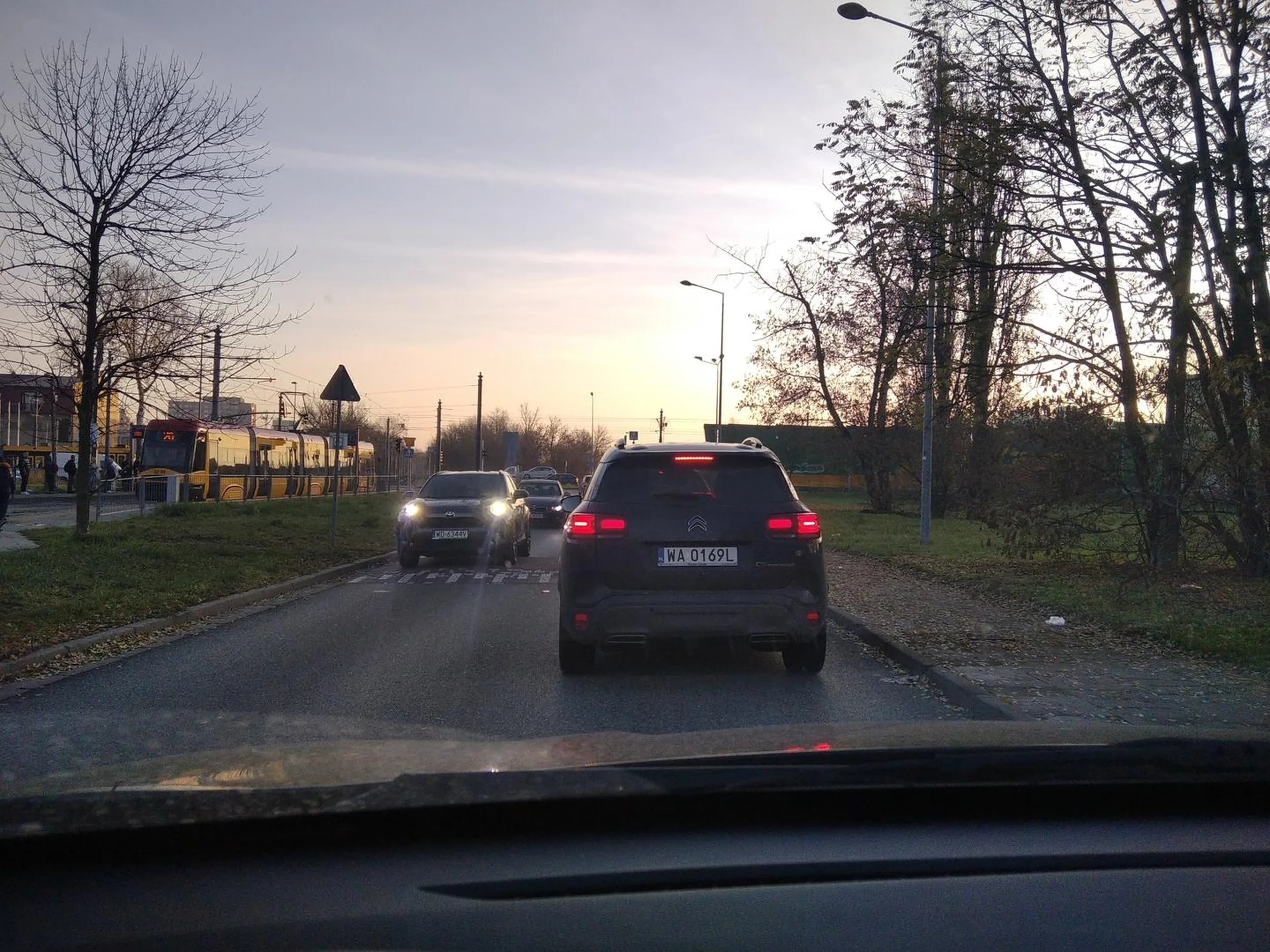 Burak z białołeki wyprzedza na przejsciu dla pieszych przy ulicy DYWIZJONU 303 filmik wrzucony do internetu