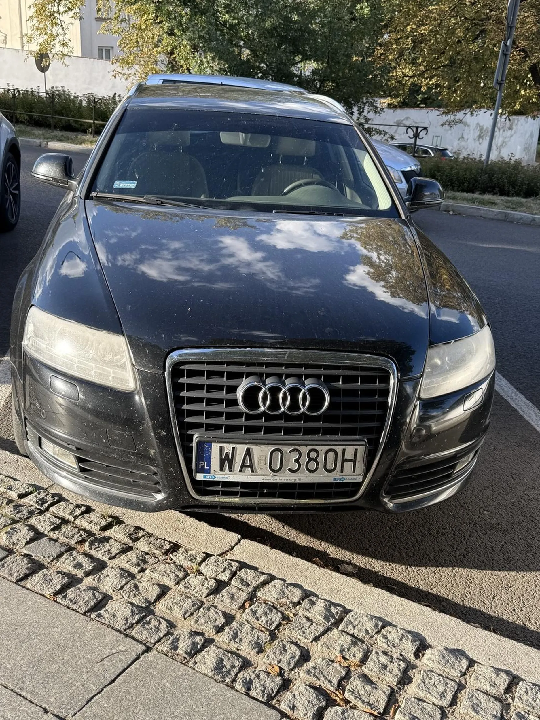 Wielcy państwo z miasta wpychają się przed samochód i zajmują miejsce kłócąca się ze są pierwsi żenujące zachowanie z