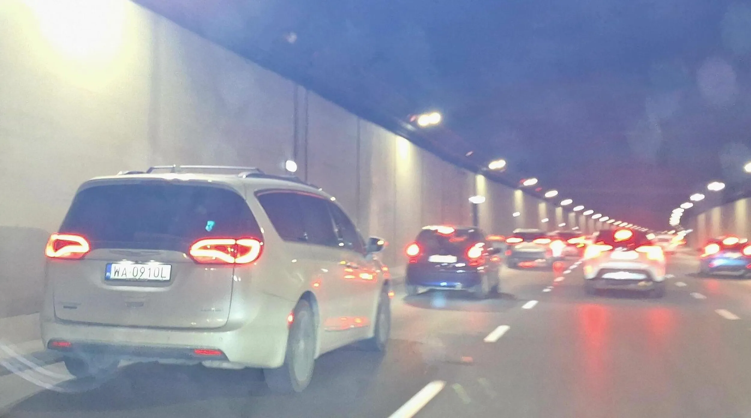 Wisi na zderzaku na Wislostradzie bo 90kmh mu za wolno przy duzym ruchu. Na koniec wyprzedza na wariata z determinacją walki o zycie i zajezdza droge dajac po hamulcach i w kolko zajezdza pas hamujac. Z tylu male dzieci w telewizorkach ogldaja bajki. Pan jedzie na Wigilie