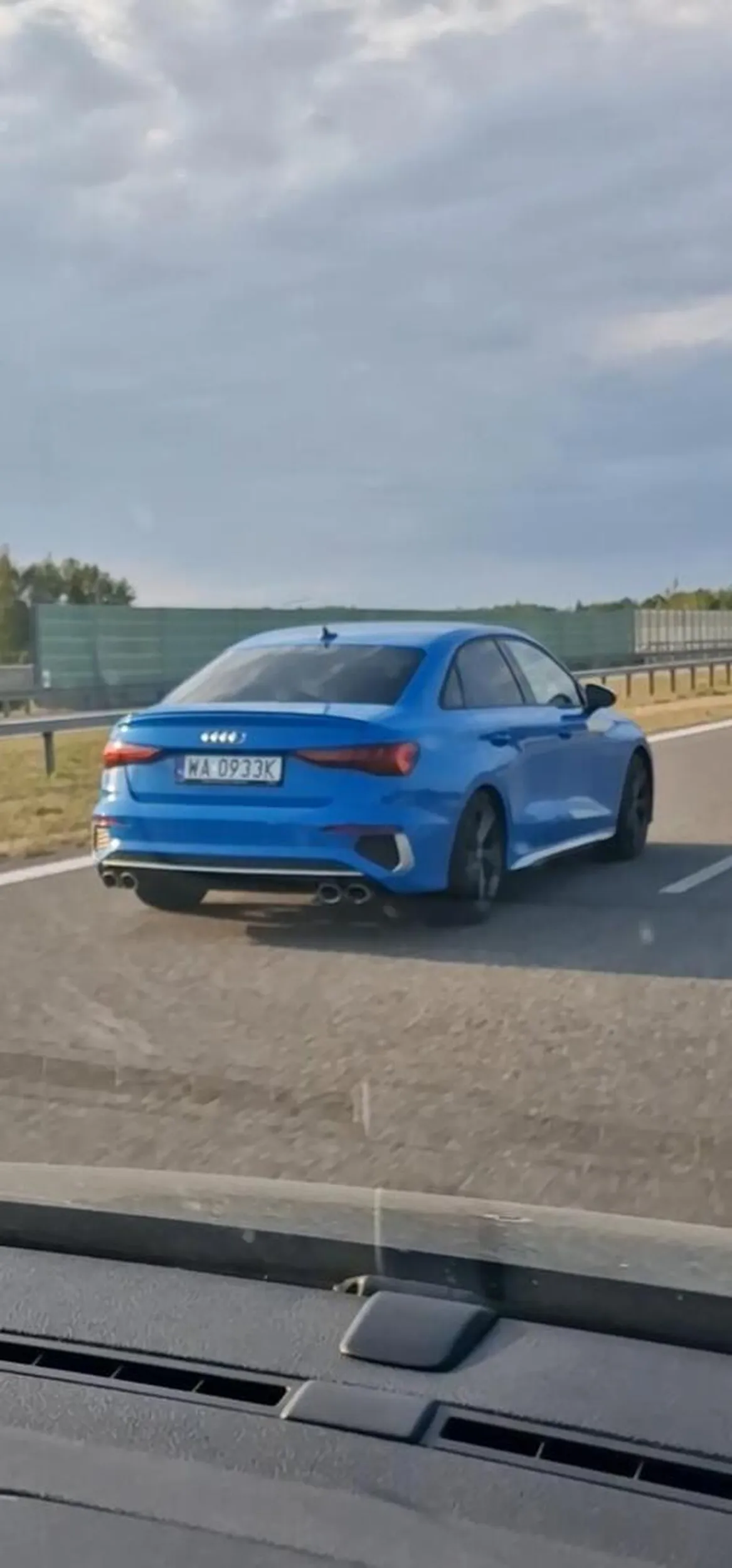 Gwiazdor z Audi w wyniku zagęszczenia musiał przyhamować, gdy jechaliśmy na lewym pasie na S7 (tzn nie tylko on, wszyscy musieli, my też). Postanowił się jednak na nas mścić, bo jechaliśmy tuż przed nim.  Jak zjechaliśmy na prawy pas, zjechał też i zahamował nagle do 50-60km/h przed naszym zderzakiem...