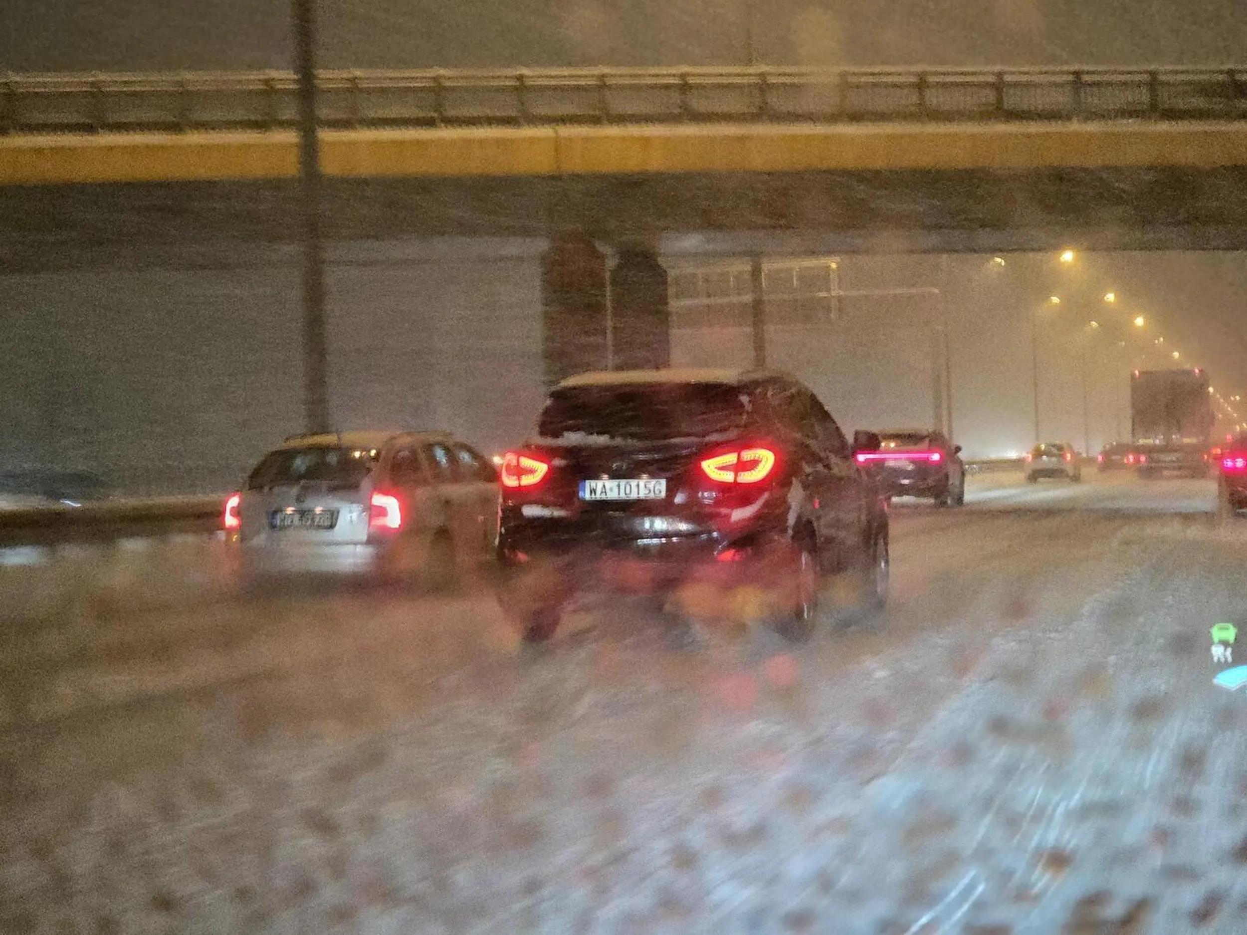 Panienka w Hiundaiu nagle bez sygnalizacji zmieniła pas zajeżdżając mi drogę zmuszając do gwałtownego hamowania na zaśnieżonej drodze. Moje auto wpadło w poślizg. Pani jednak nawet po chwili zamiast na drogę nie przestala patrzeć w telefon