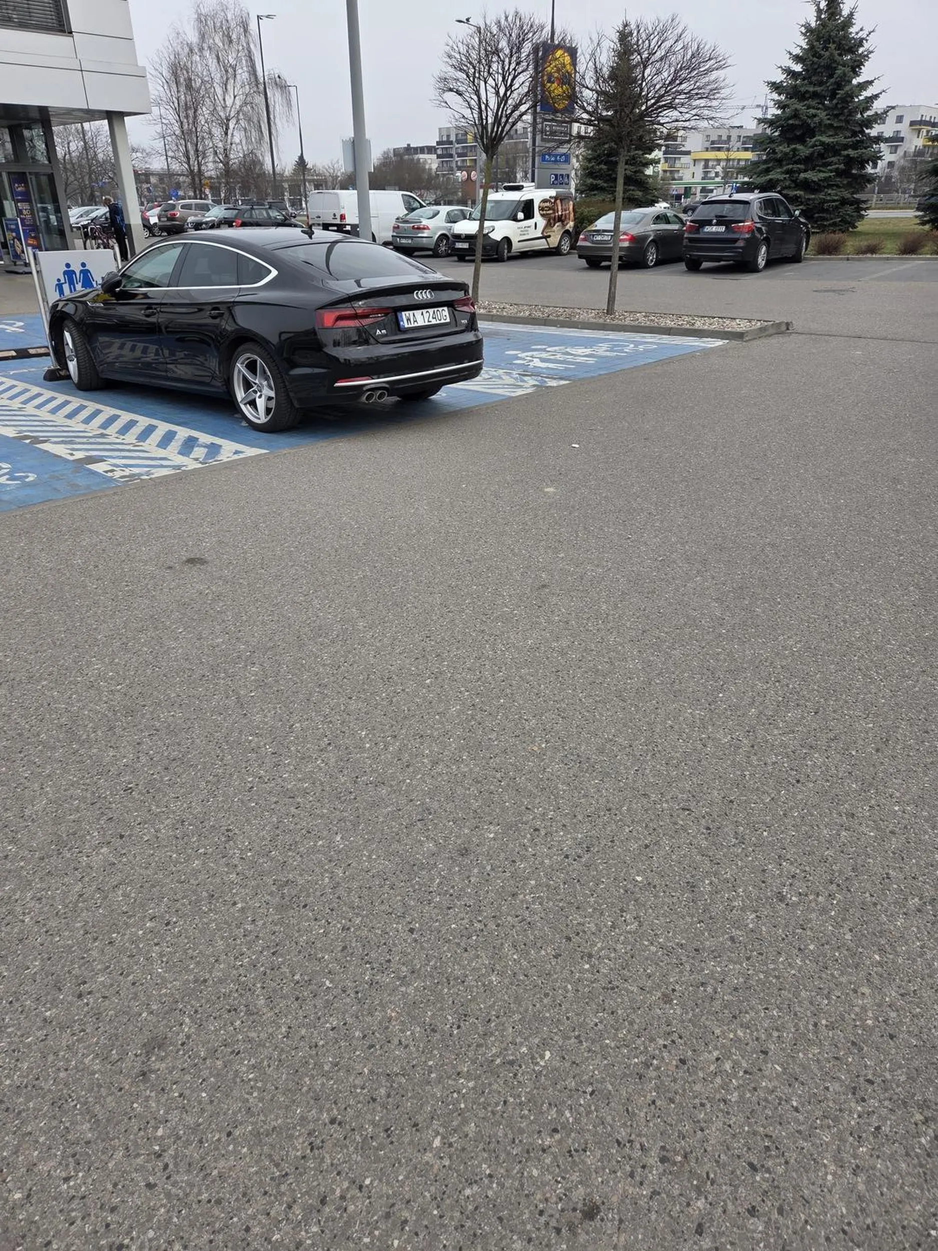 10 cio latek to nie dziecko w wózku zwłaszcza że obok jest dużo miejsca