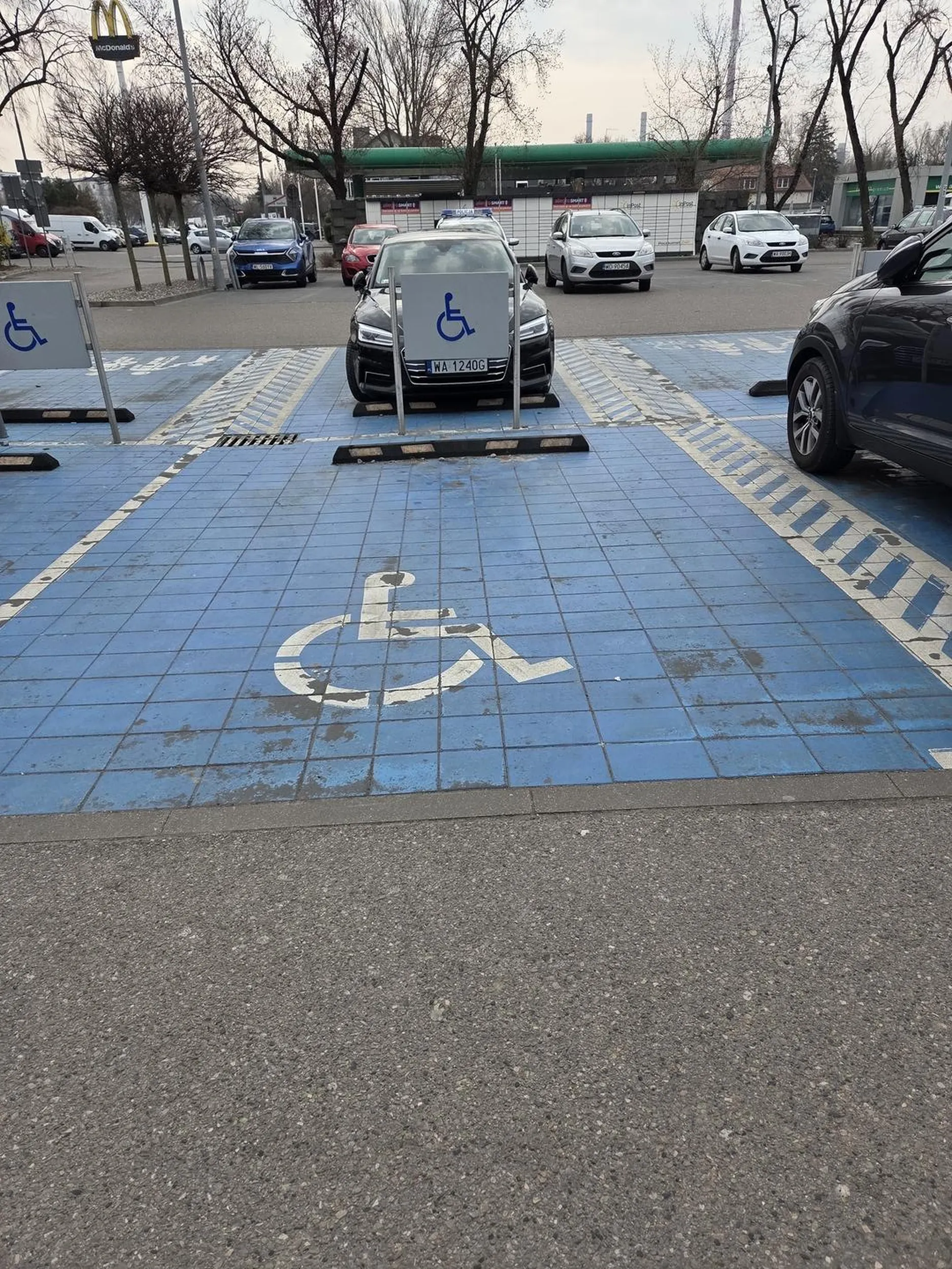 10 cio latek to nie dziecko w wózku zwłaszcza że obok jest dużo miejsca