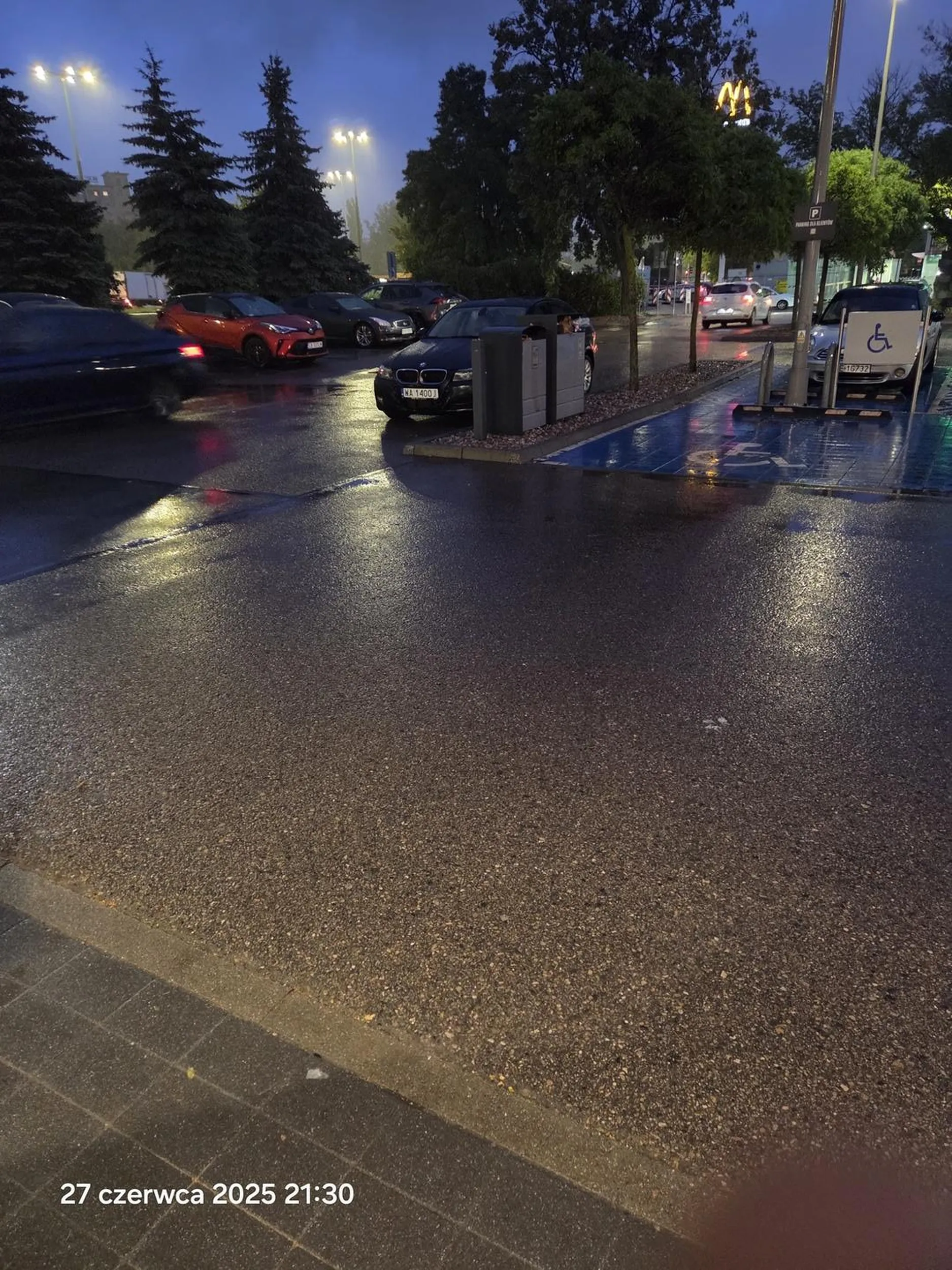 Cały parking wolny ale nie ja mam bmw to stanę na przejezdzie