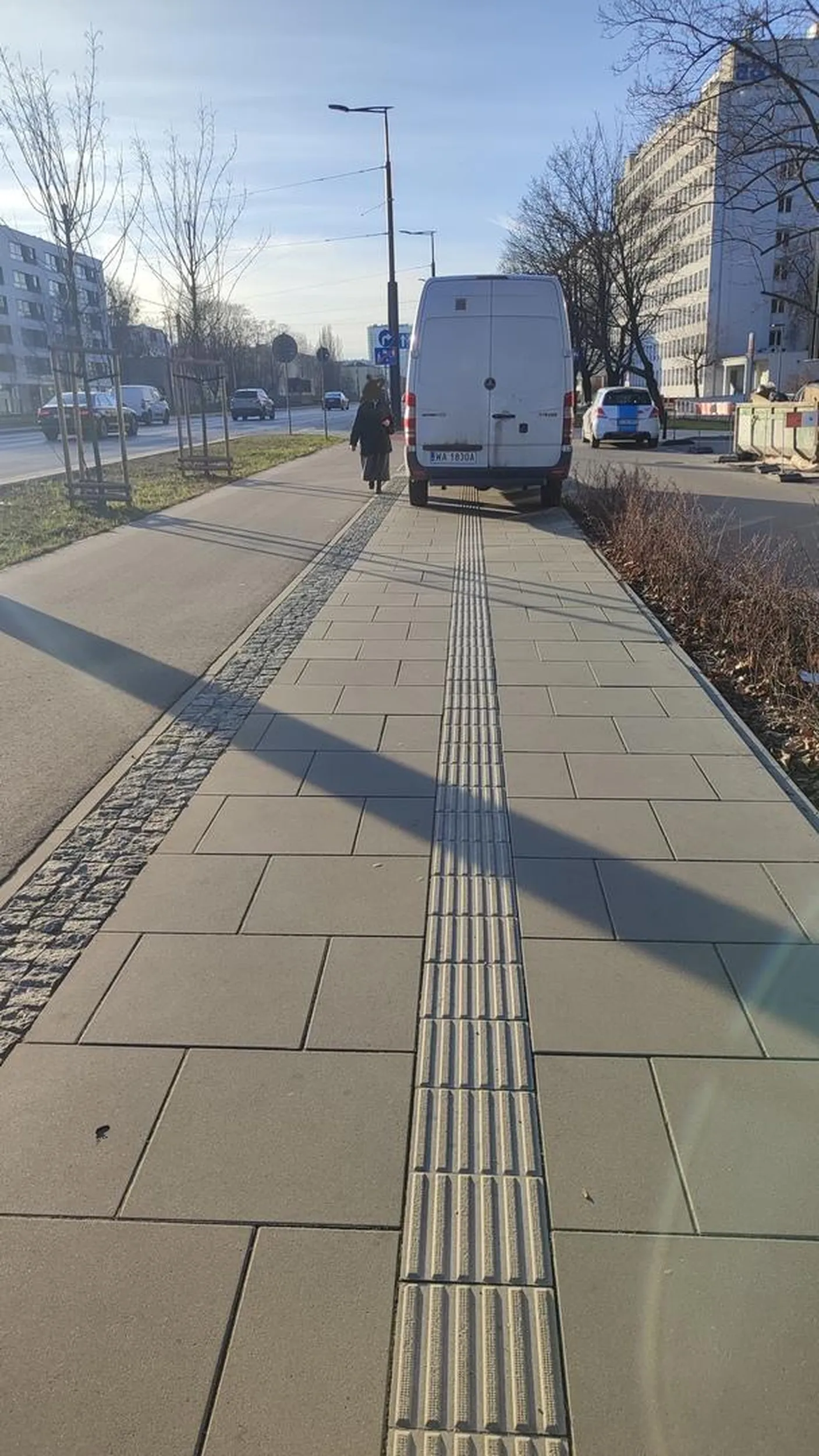 Patobusiarz na chodniku przy ul.Kasprzaka