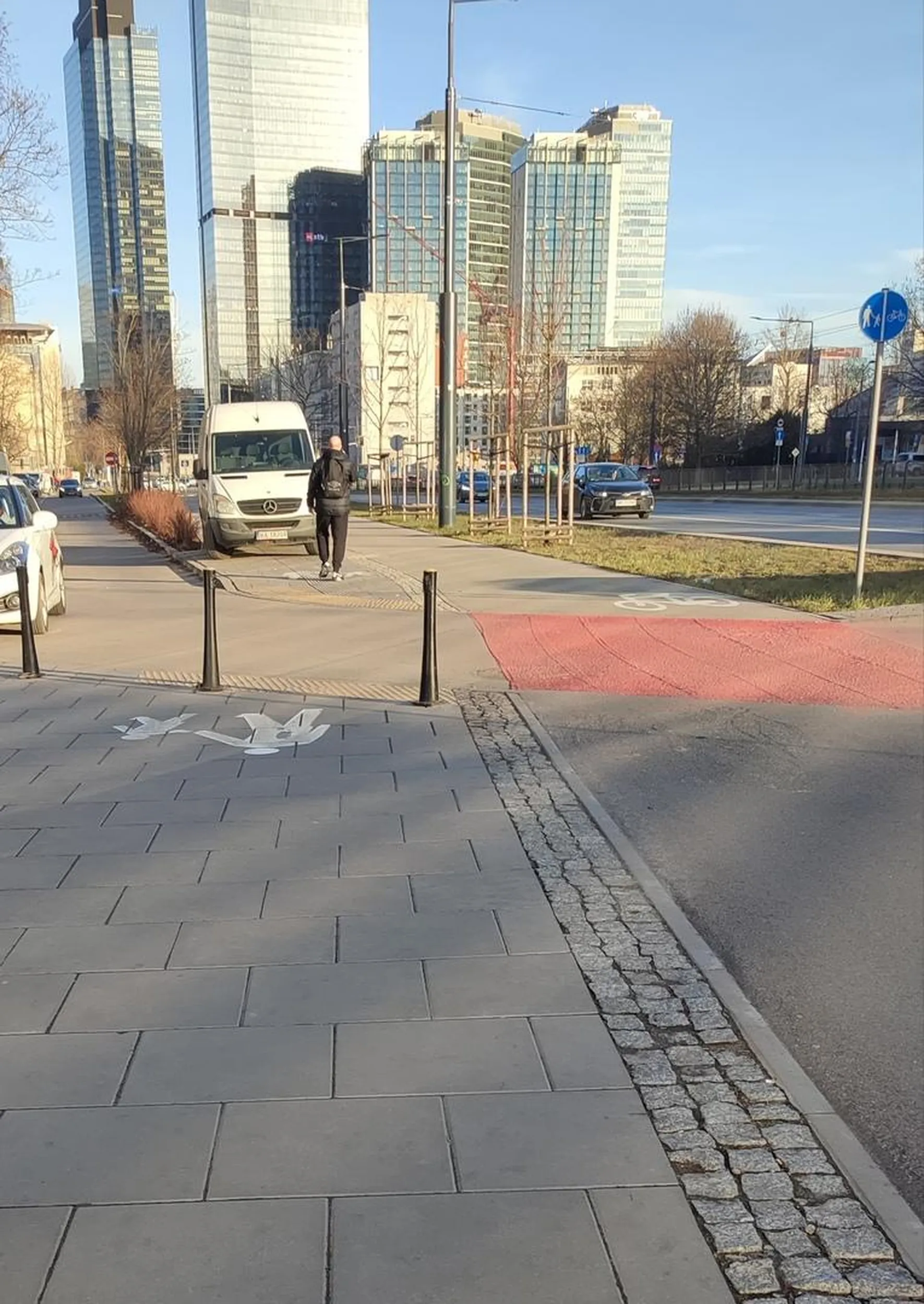 Patobusiarz na chodniku przy ul.Kasprzaka