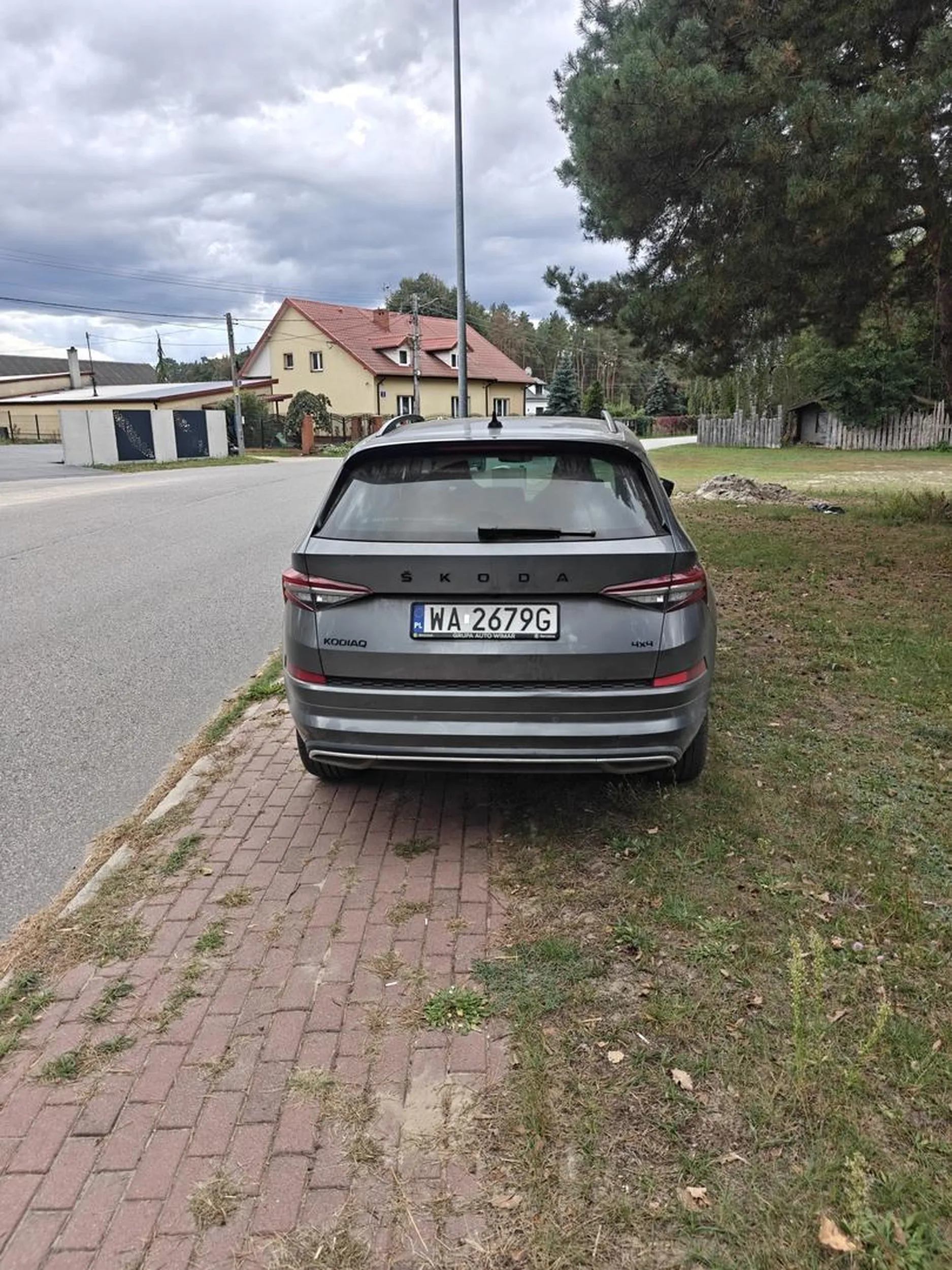 Parkowanie na chodniku przy przystanku autobusowym - wy tak na serio?