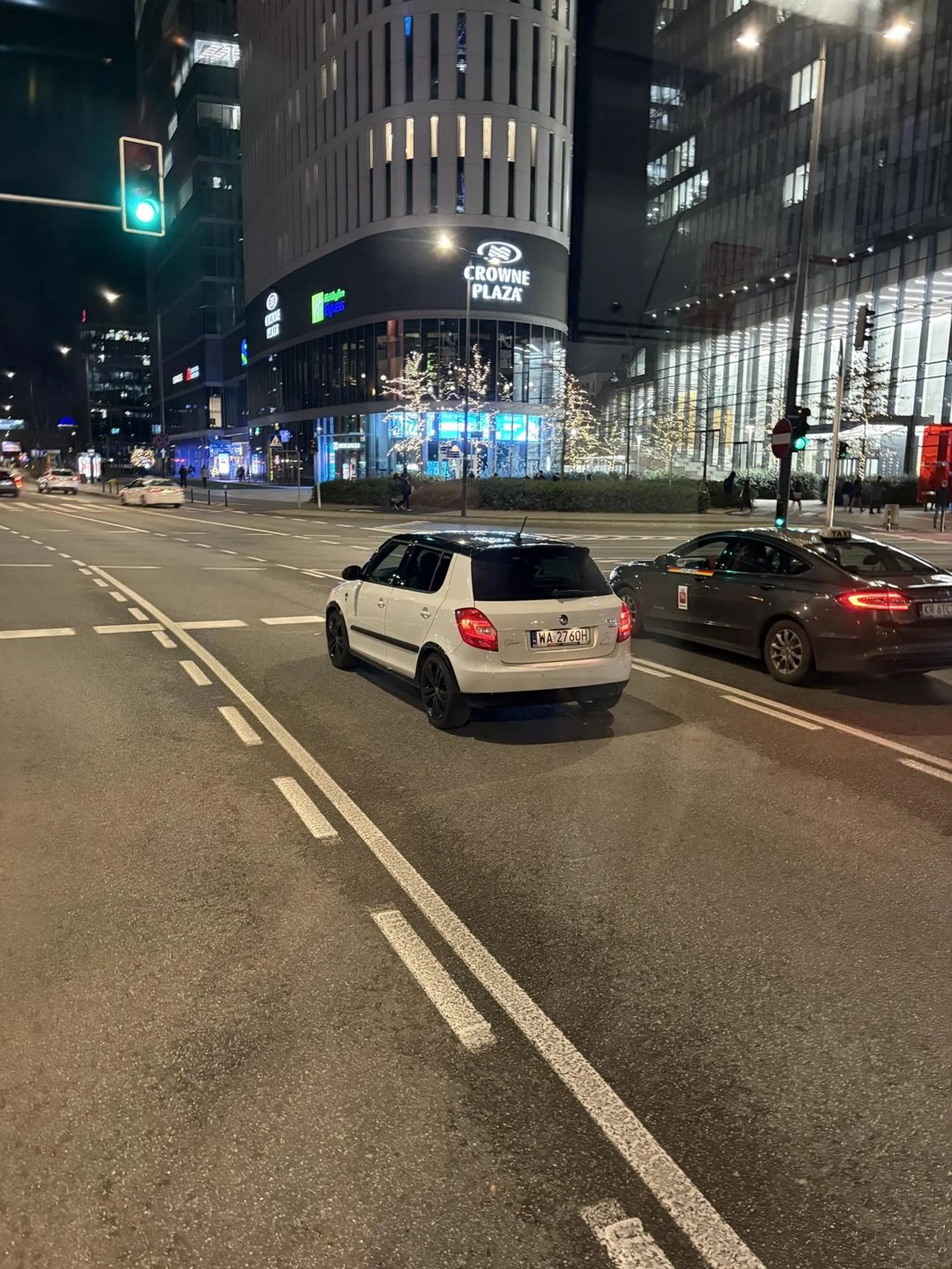 Droga Pani prowadząca tą Skodę Fabie, pójdzie Pani na doszkalanie w zakresie zachowania się na rondzie w stosunku do pojazdów szynowych. Dzwoniłem dzwonkiem, aby Pani się zatrzymała przed torowiskiem i nie wymuszała pierwszeństwa. Mimo to zignorowała Pani mój sygnał ostrzegawczy i przejechała przed moim tramwajem. Jak wyszedłem z kabiny do Pani i pukałem w szybę to nie była Pani skora do uchylenia jej i porozmawiania w temacie przepisów obowiązujących. Nasłała Pani za to pasażera na mnie, który wyszedł z auta i mi bezczelnie groził pobiciem za to, że ośmieliłem się pukać w szybę. Zdenerwowała mnie Pani swoją jazdą i oczekiwałem przeprosin, a Pani zamiast kajać się i przepraszać za swoje niewłaściwe zachowanie na drodze nasłała na mnie swojego głąba. Oświadczam , iż nagrałem na ukryty dyktafon groźby karalne, które wymiawał w stosunku do mnie ten pasażer i wyciągne z tego konsekwencje w stosunku do tej osoby idąc z tym materiałem dowodowym do prokuratury. Przekona się ta osoba jaka jest