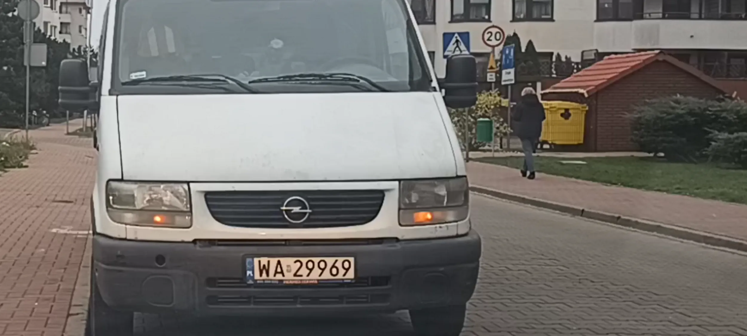 Nielegalne parkowanie na ulicy z zakazem zatrzymywania i postoju