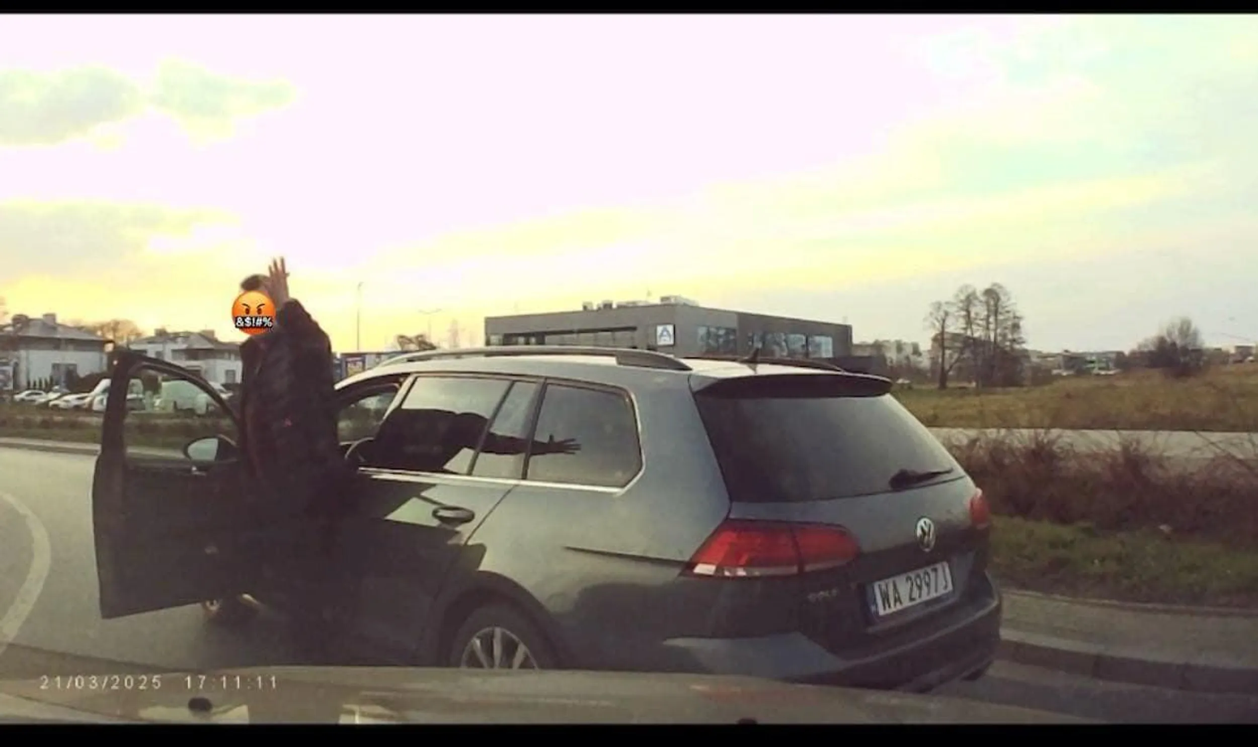 Pan chce uczyć "kultury" jazdy nie znając przepisów, wymusza pierwszeństwo na rondzie po czym się rzuca po usłyszeniu klaksonu.