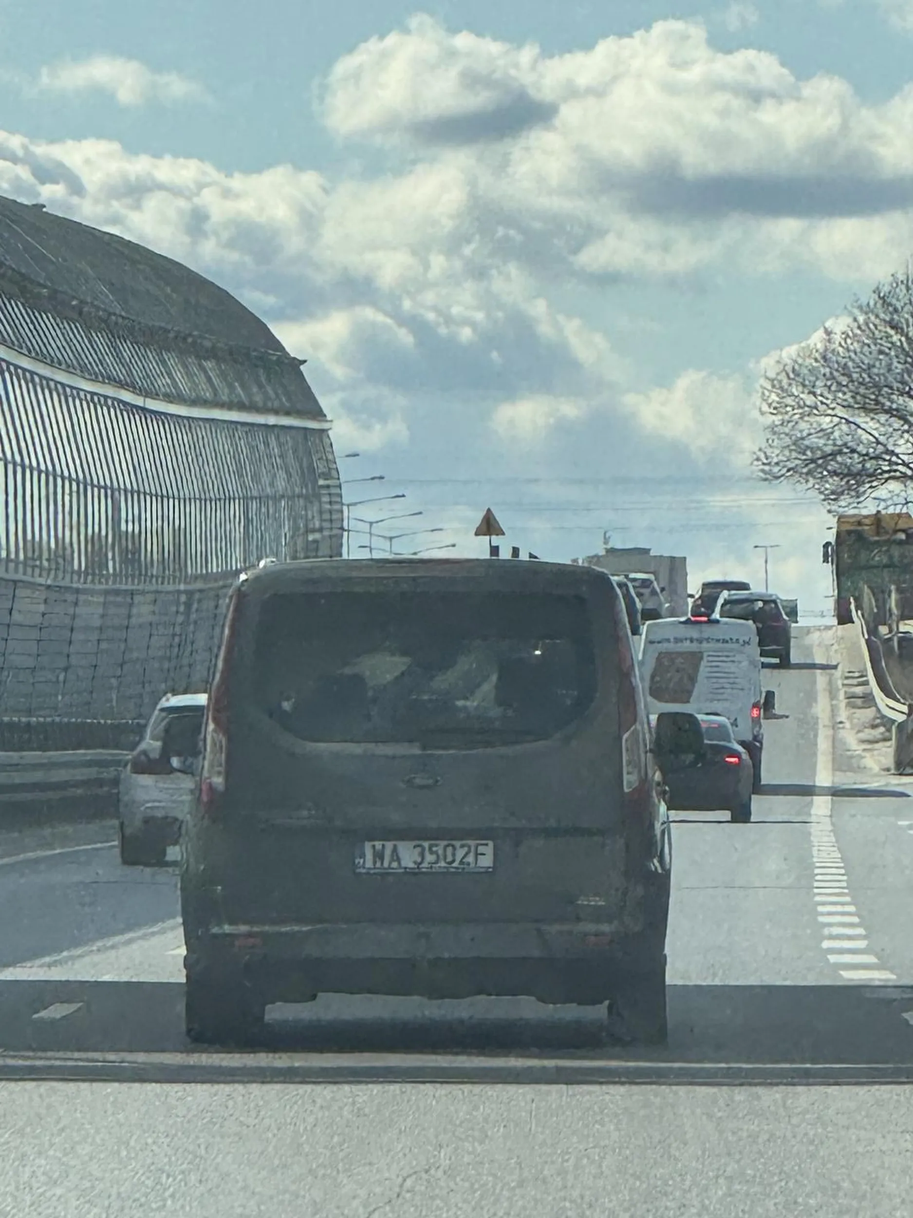 Specjalnie zajeżdża drogę, wymusza pierwszeństwo, wyprzedza i hamuje. Nie używa kierunkowskazów