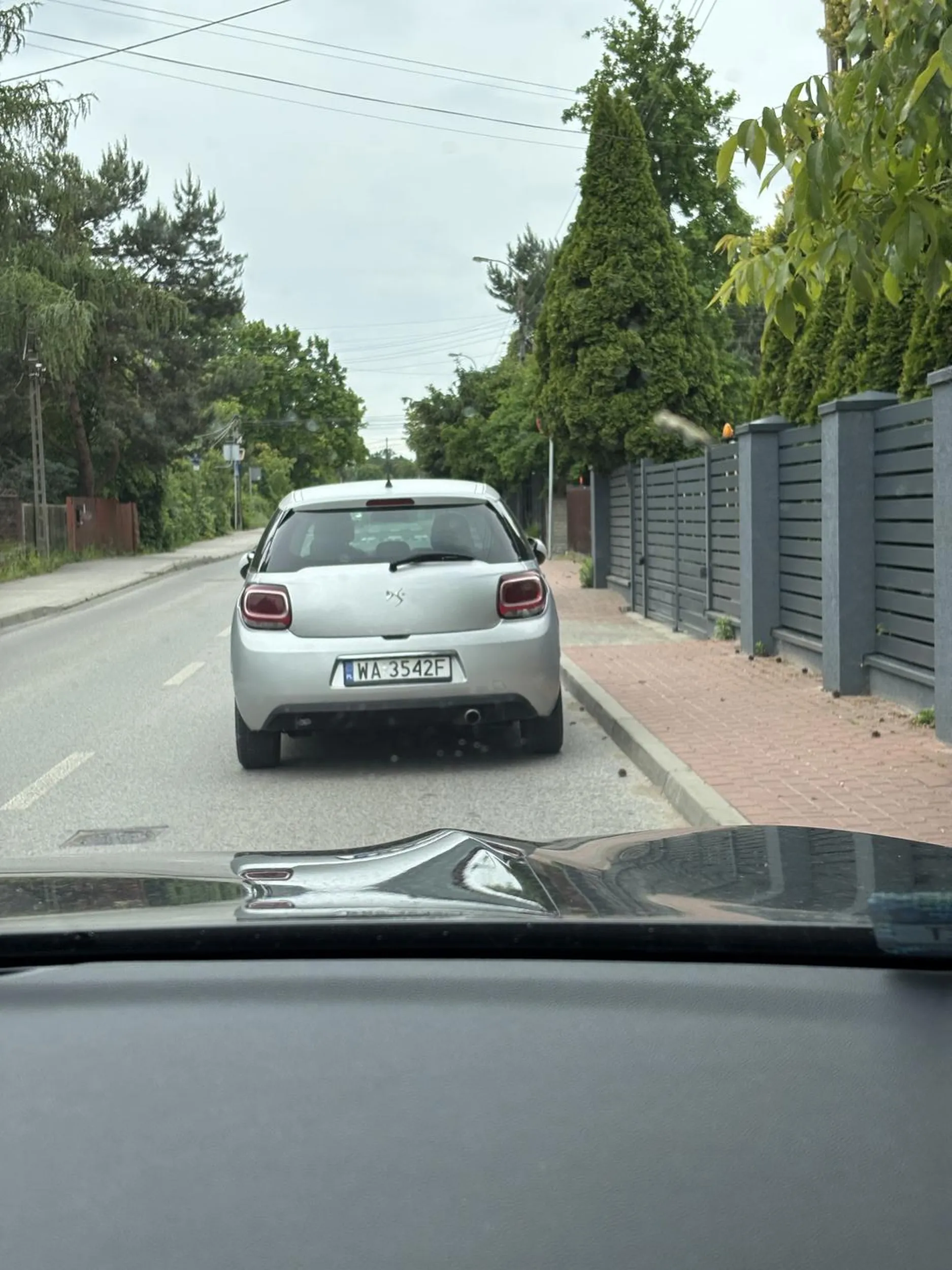 parkuje na środku drogi