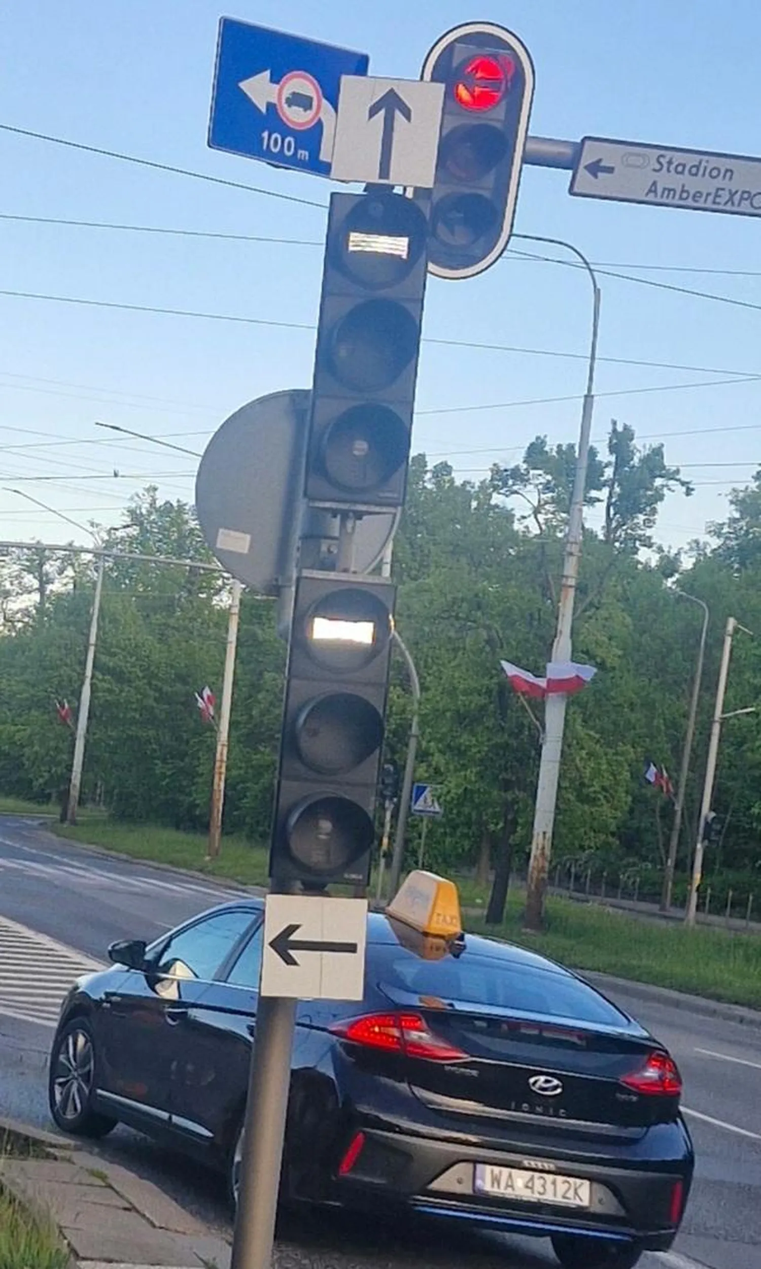Pan kierowca tak się spieszył że od siedzenia w telefonie przejechał na czerwonym, bo przegapił zielone.
