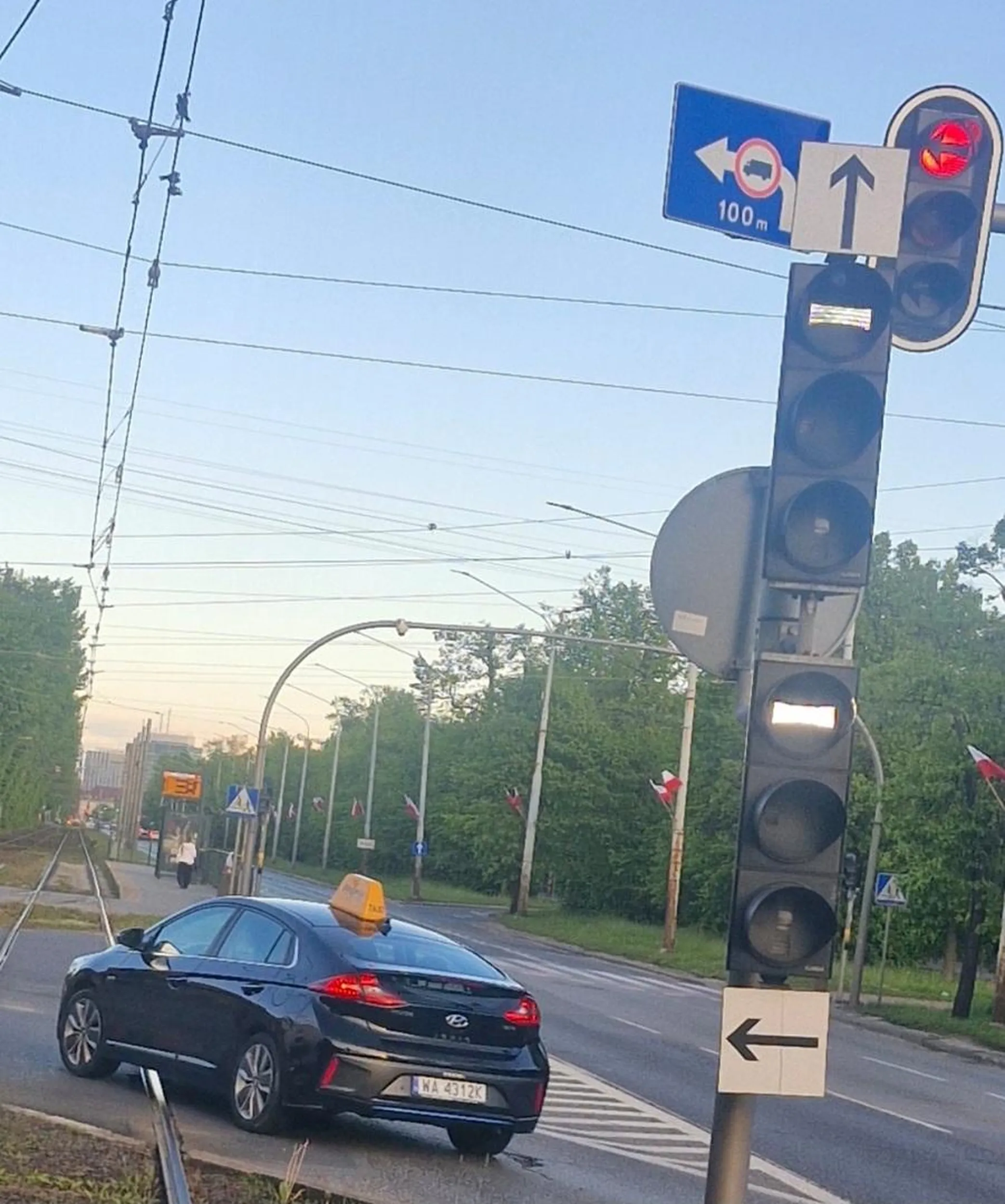 Pan kierowca tak się spieszył że od siedzenia w telefonie przejechał na czerwonym, bo przegapił zielone.