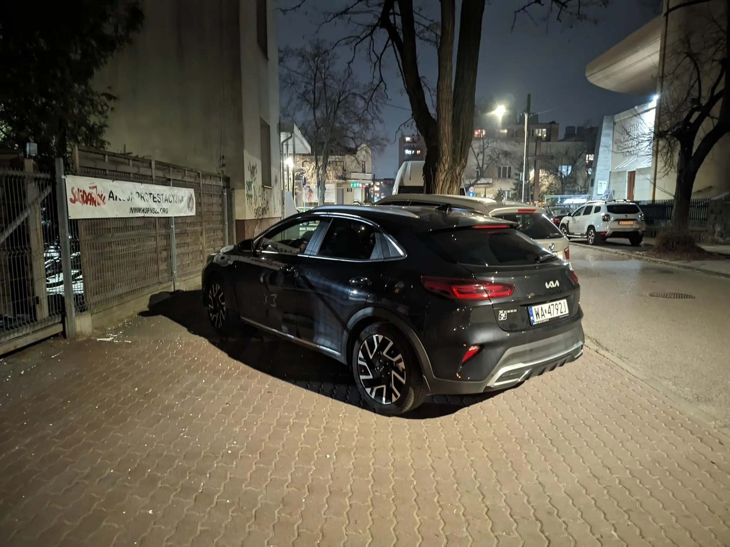 Rozwalił się na całym chodniku i połowie wjazdu do straży