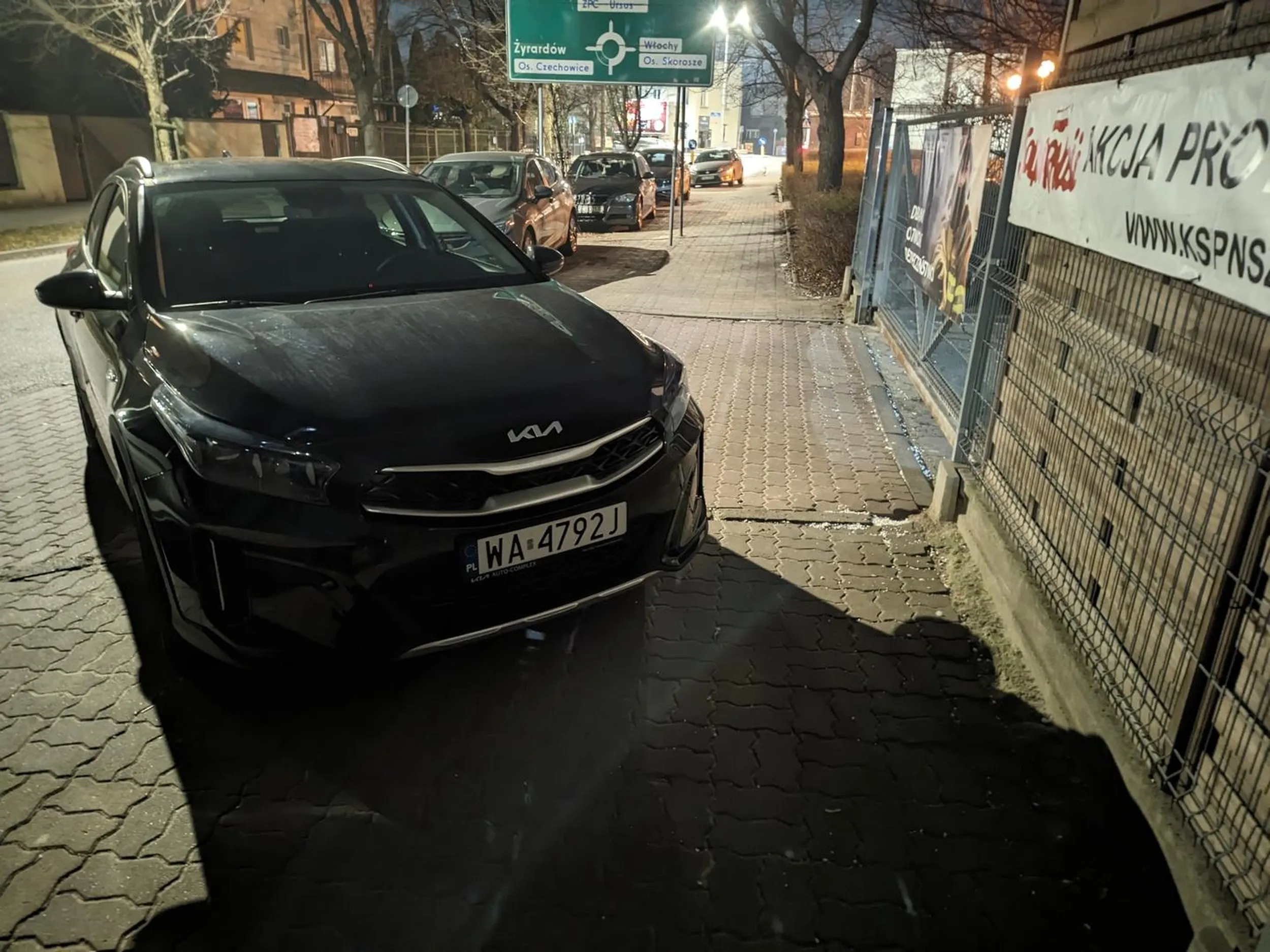 Rozwalił się na całym chodniku i połowie wjazdu do straży