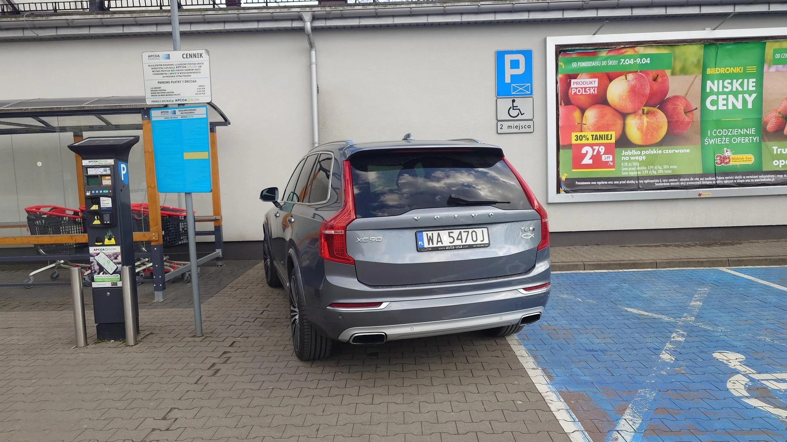 Pani się chyba ewidentnie coś pojebało xD Ale cóż tak łatwo rozpoznać Idiote Jeździ SRUVem Ma Rybke na klapie I parkuje jak cep :v A praking puściutki