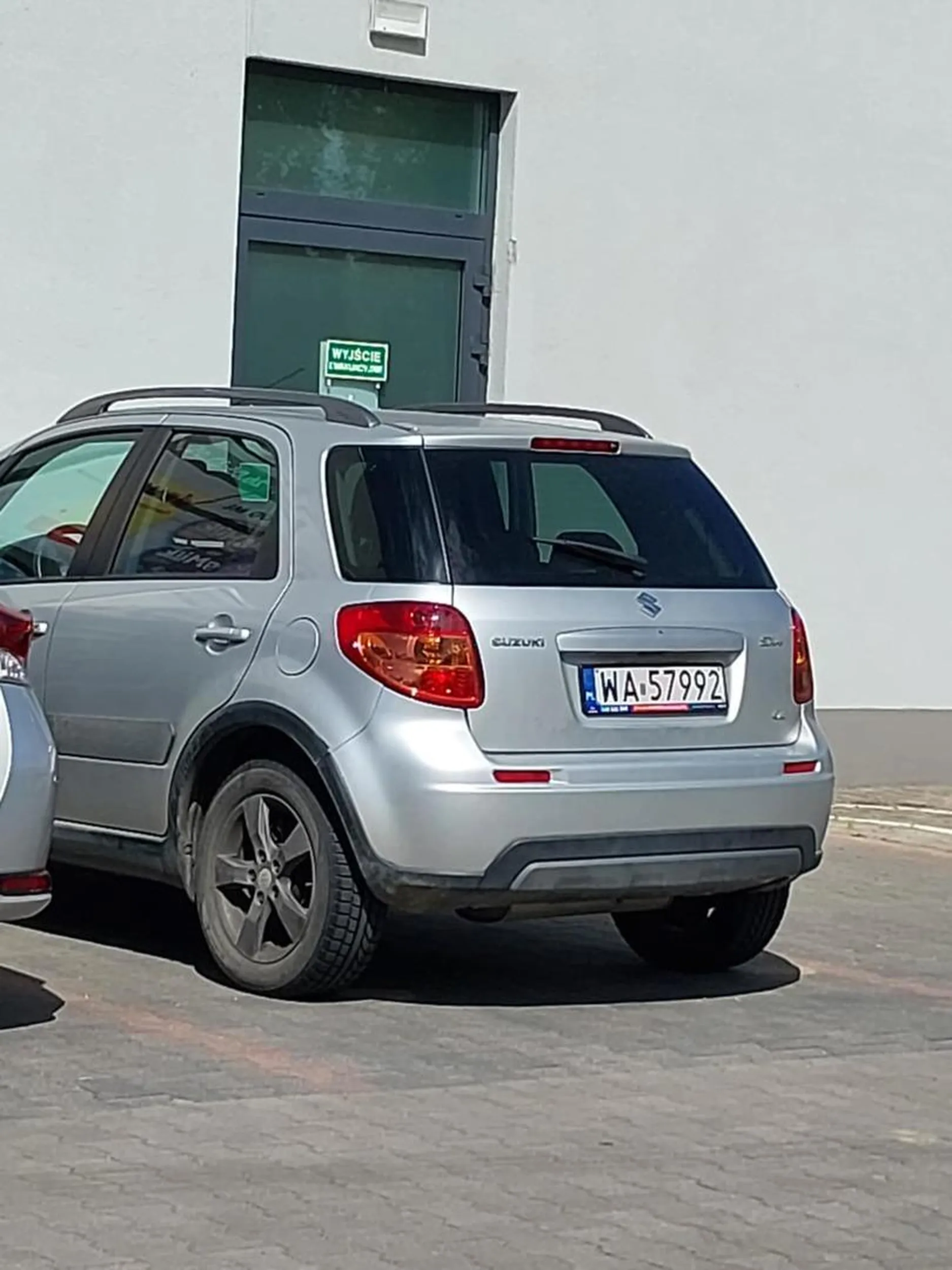 Kierowca zarysował auto a następnie uciekł