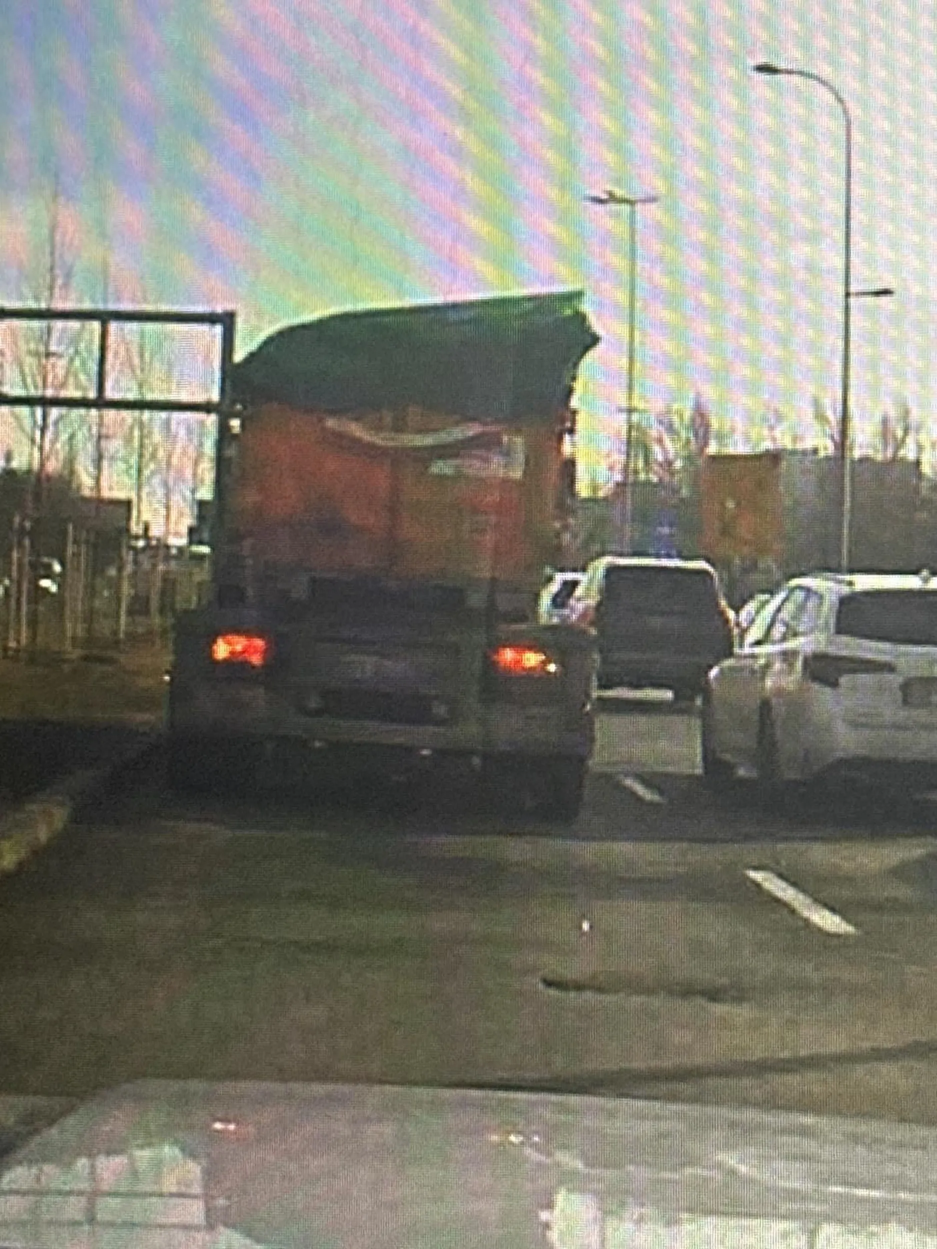 brak kultury. jedzie ciężarówką, widzę, że chce zmienić pas na lewy i już powoli na niego skręcam, a ten zamiast mnie puścić przyspiesza.