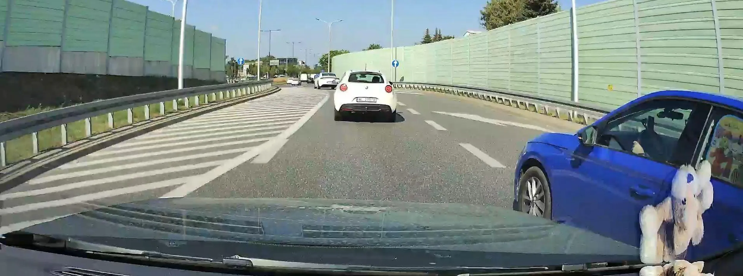 Kutas uwielbia zajeżdżać drogę. Uważa że kierunkowskaz to znak że ma prawo zajeżdżać i spychać z drogi.