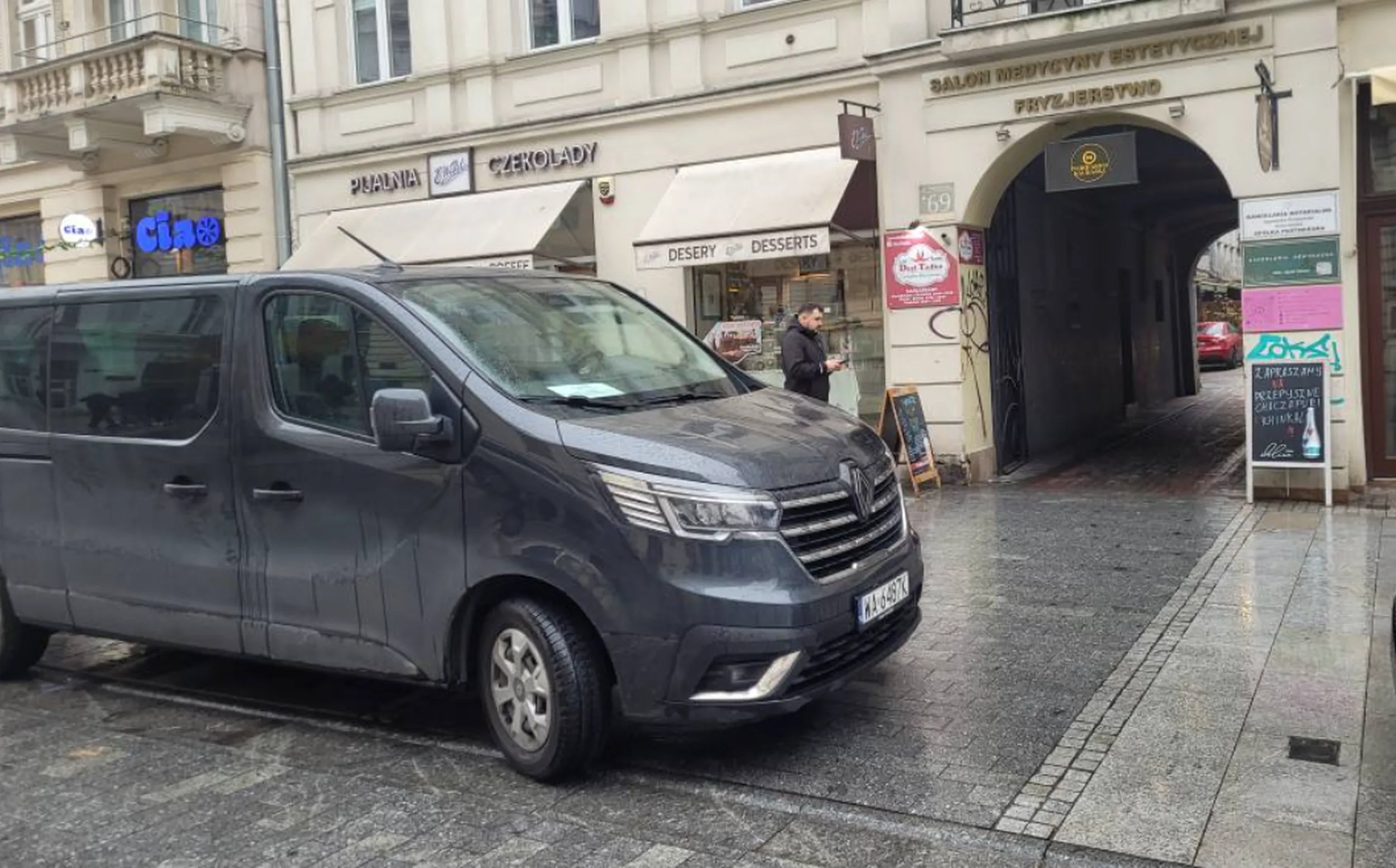 Zastawia wjazdy do posesji, jeździ pod zakazy. Jak się nie zna obcego miasta to się nie wyjeżdża poza stolice