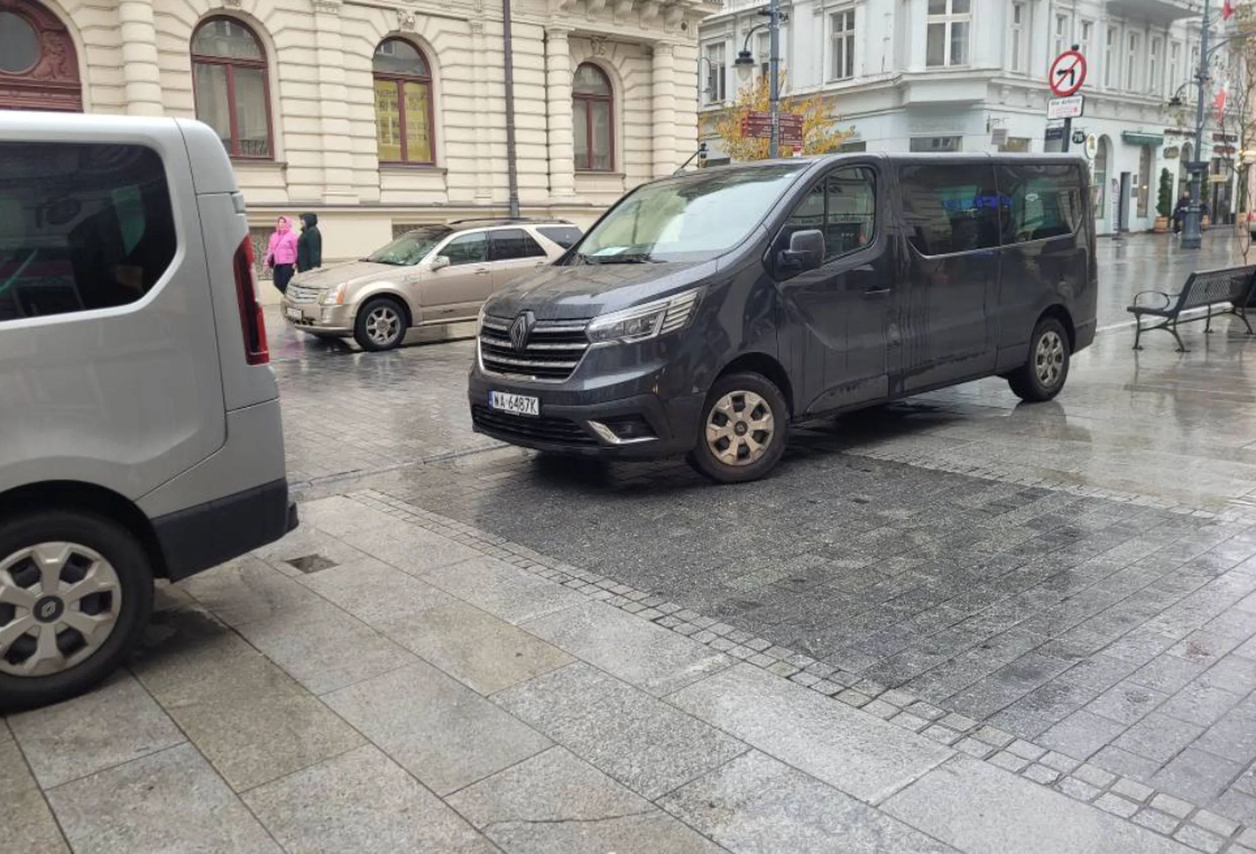 Zastawia wjazdy do posesji, jeździ pod zakazy. Jak się nie zna obcego miasta to się nie wyjeżdża poza stolice