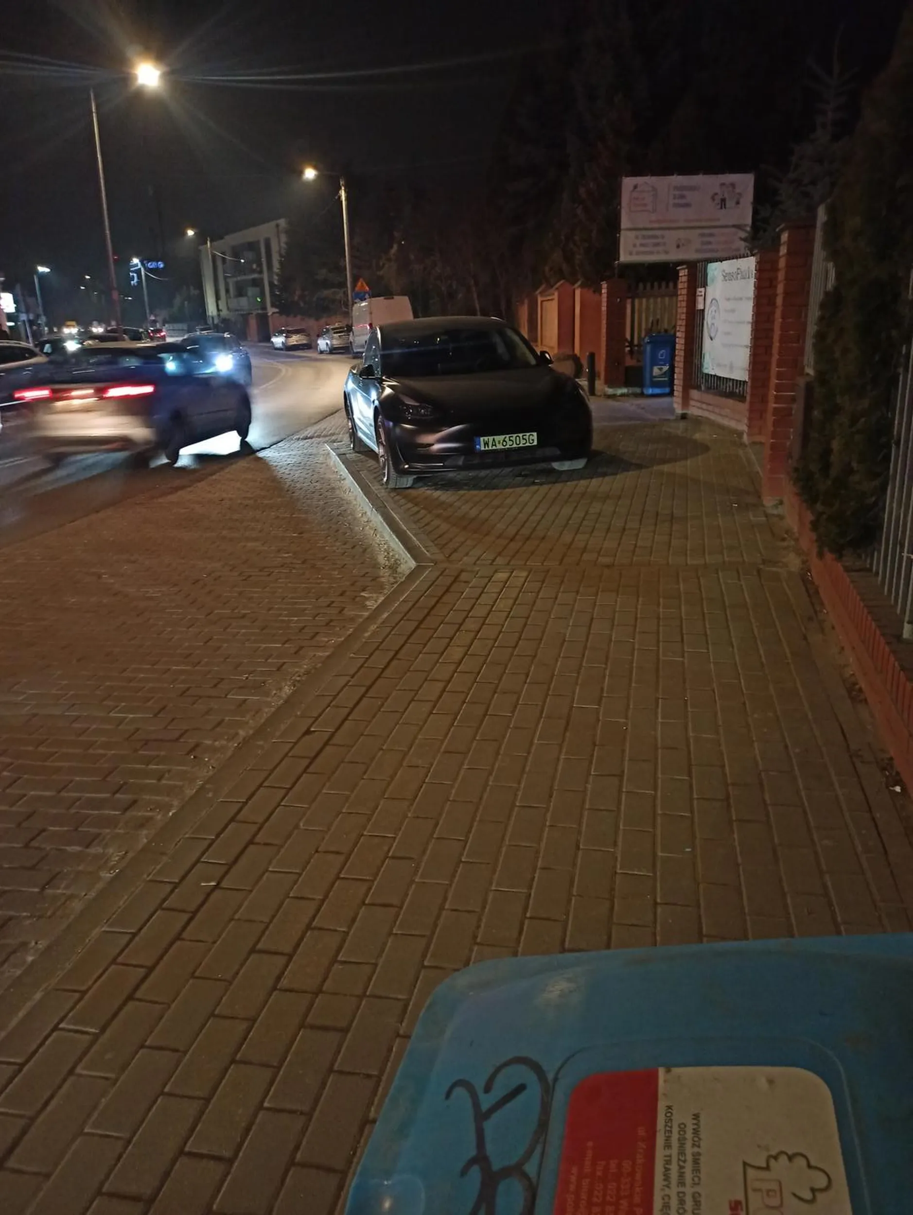 Po co parking jak jest chodnik