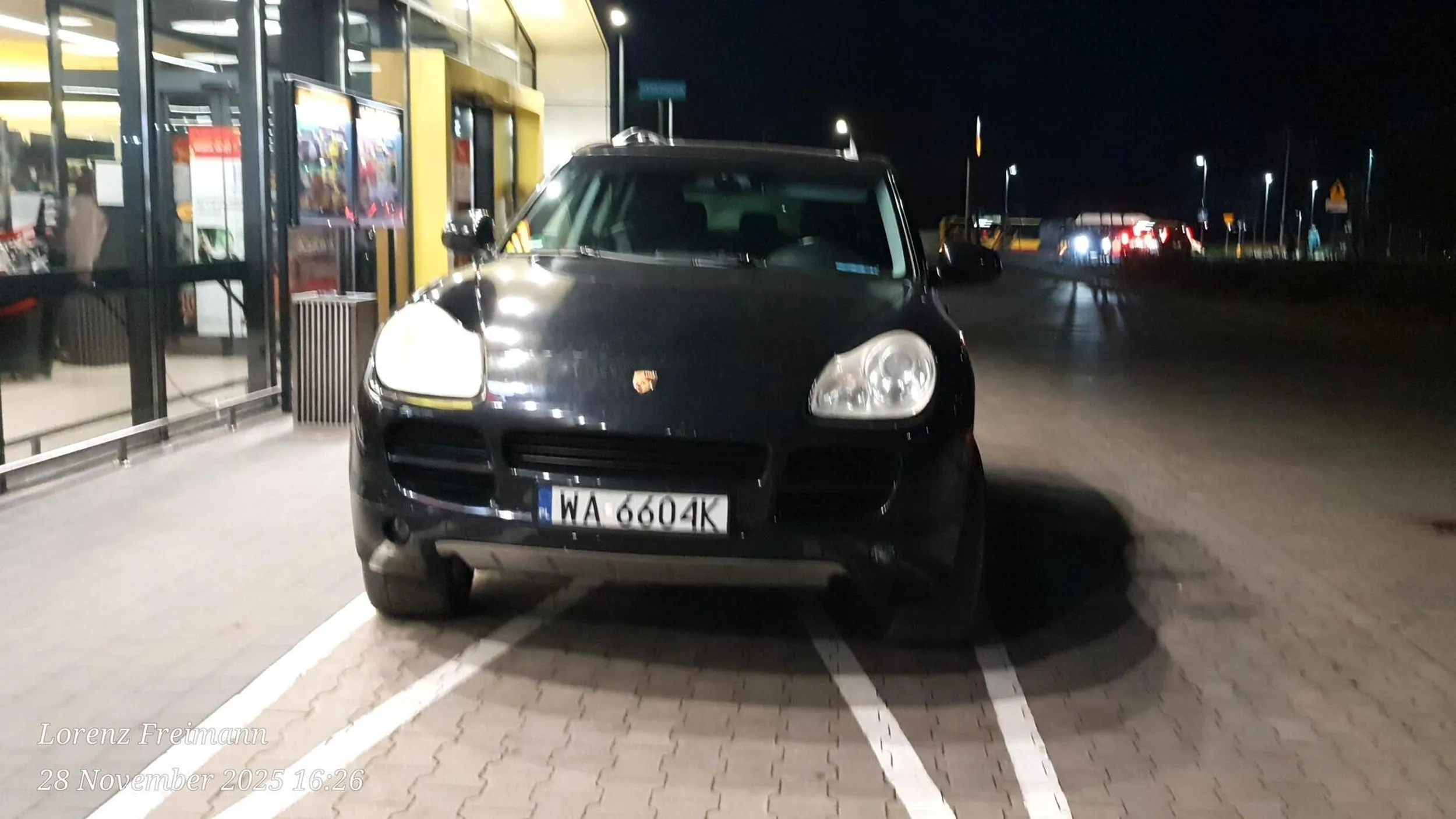 Parkowanie na kopercie o którą walczyłem 2 lata przed wejściem do sklepu Biedronki kiedy dosłownie kilka metrów jest wolny parking w tym dla INWALDÓW. Pani umieściła kartę INWALIDY ale bez żadnej wady ruchowej sprawnie opuściła pojazd i szybkim krokiem udała się do sklepu.