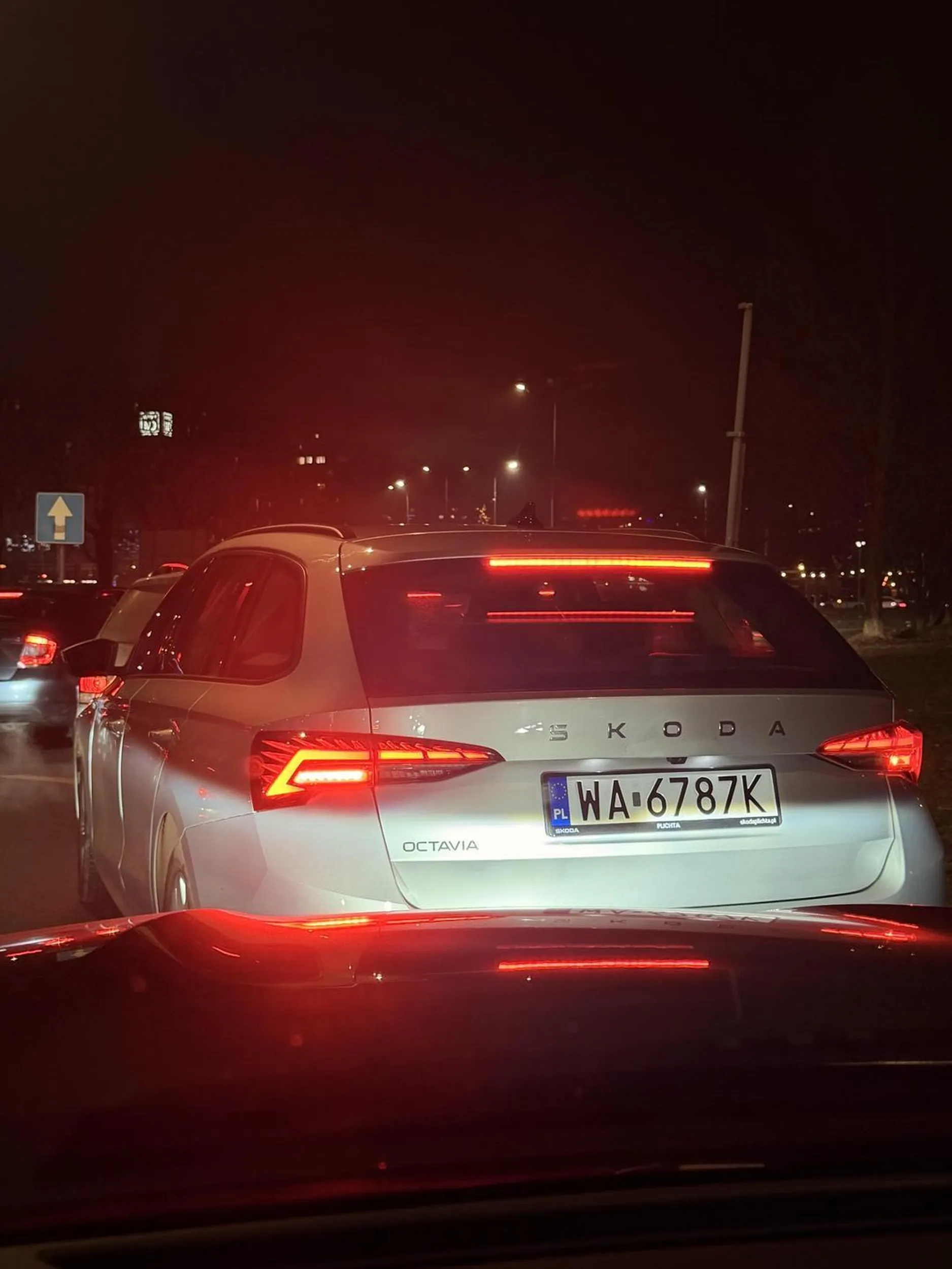 Kierowca wulgarny, wpycha się na rondzie, pokazuje środkowy palec i wydziera się przez okno. Patologia