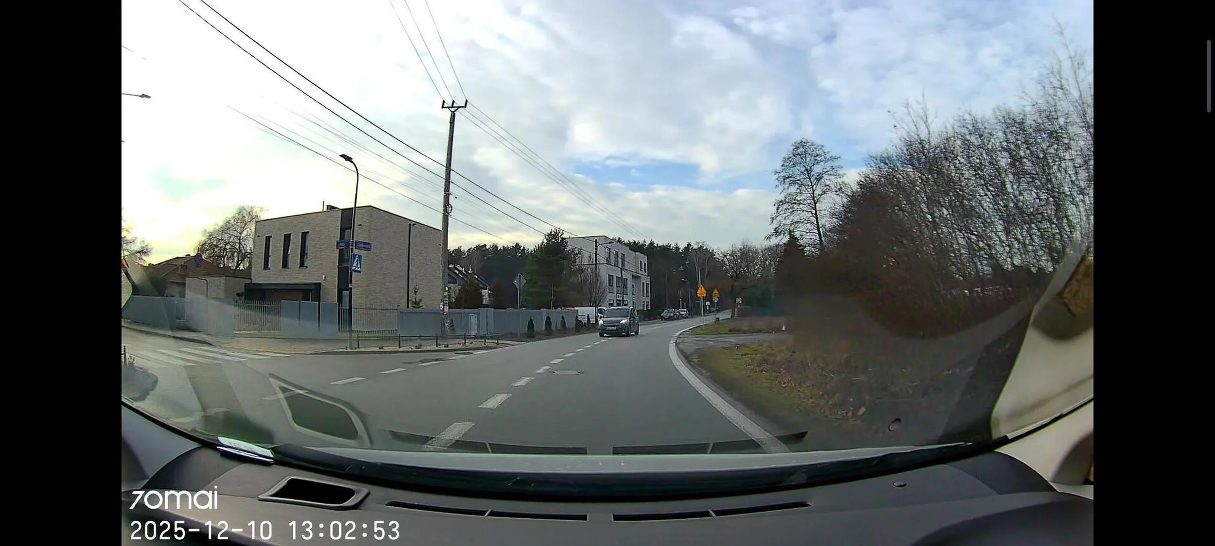Nie umie jeździć w swoim pasie. Ograniczenie prędkości 30km/h go nie dotyczy, napierdala stówę.