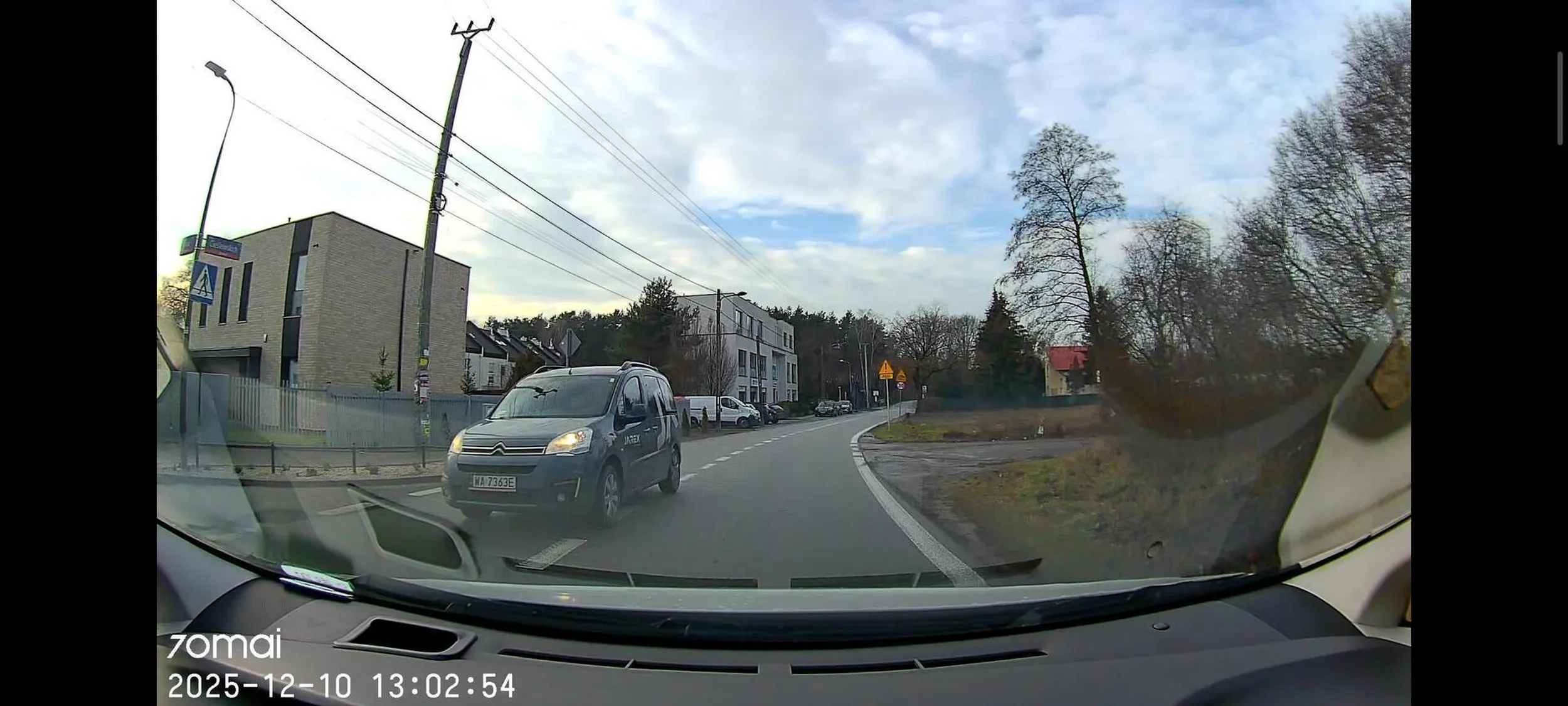Nie umie jeździć w swoim pasie. Ograniczenie prędkości 30km/h go nie dotyczy, napierdala stówę.