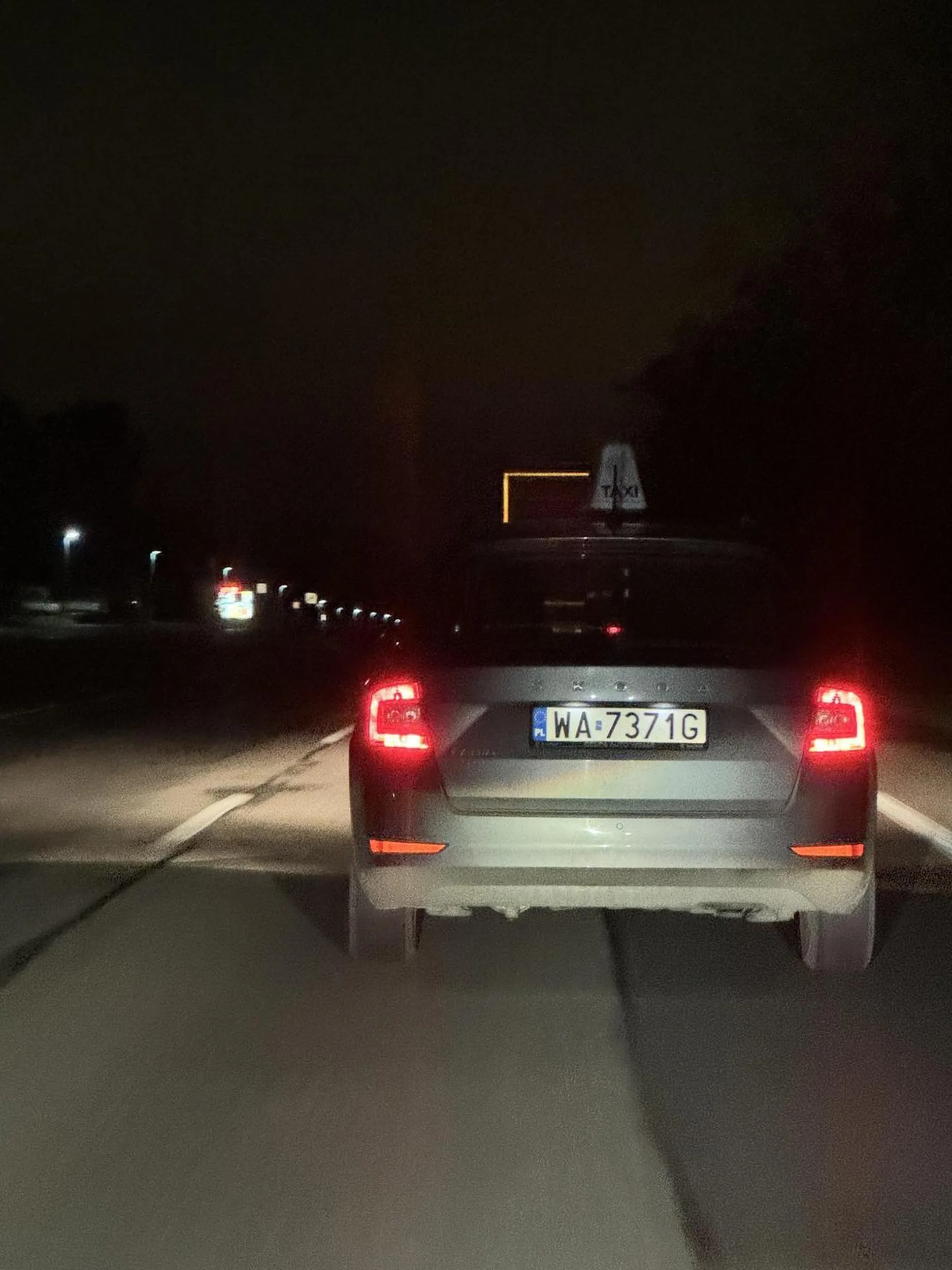 Popielniczka jest od wyrzucania papierosów, a nie okno w samochodzie