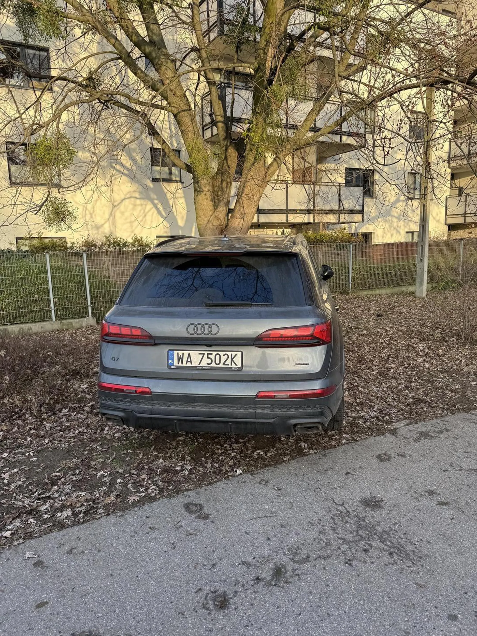 Szczyt wiesniactwa. Parkowanie na pasie zieleni obok bloku bo nie chce się ruszyć do parkingu pustego obok