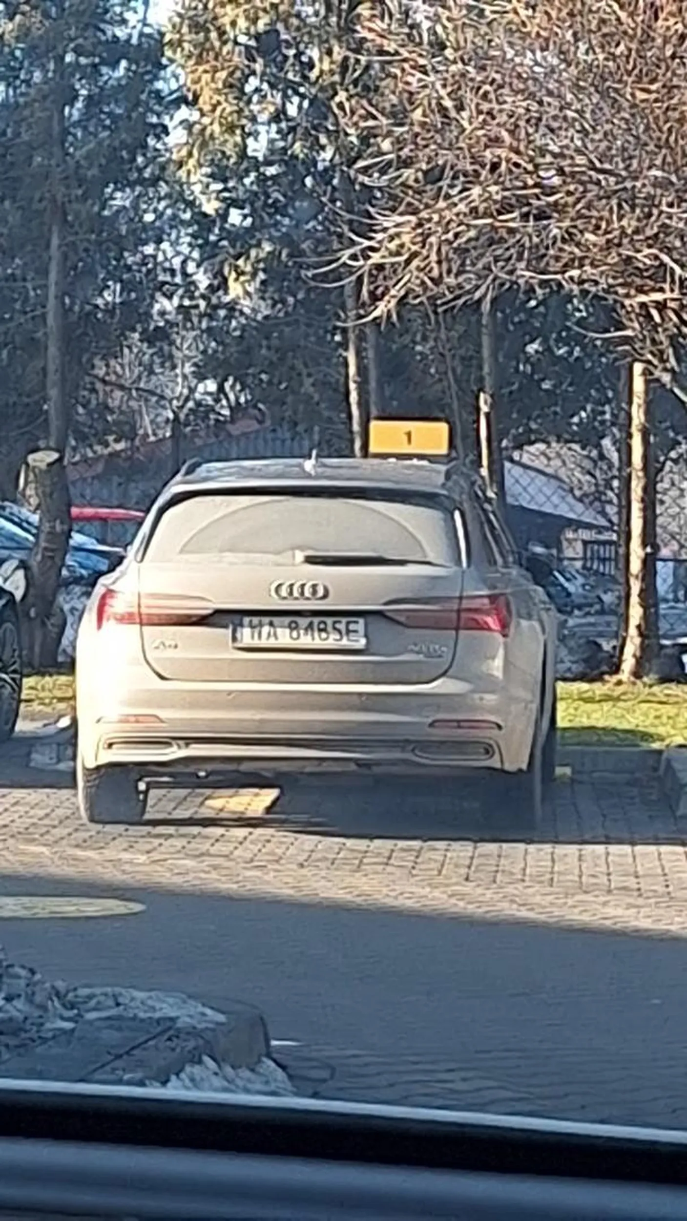 zamow i odbierz polega na yym ze zamawiasz i ci przynosza do auta a nie ze wychodzisz i masz wysrane, gdy sa wolne miejsca parkingowe
