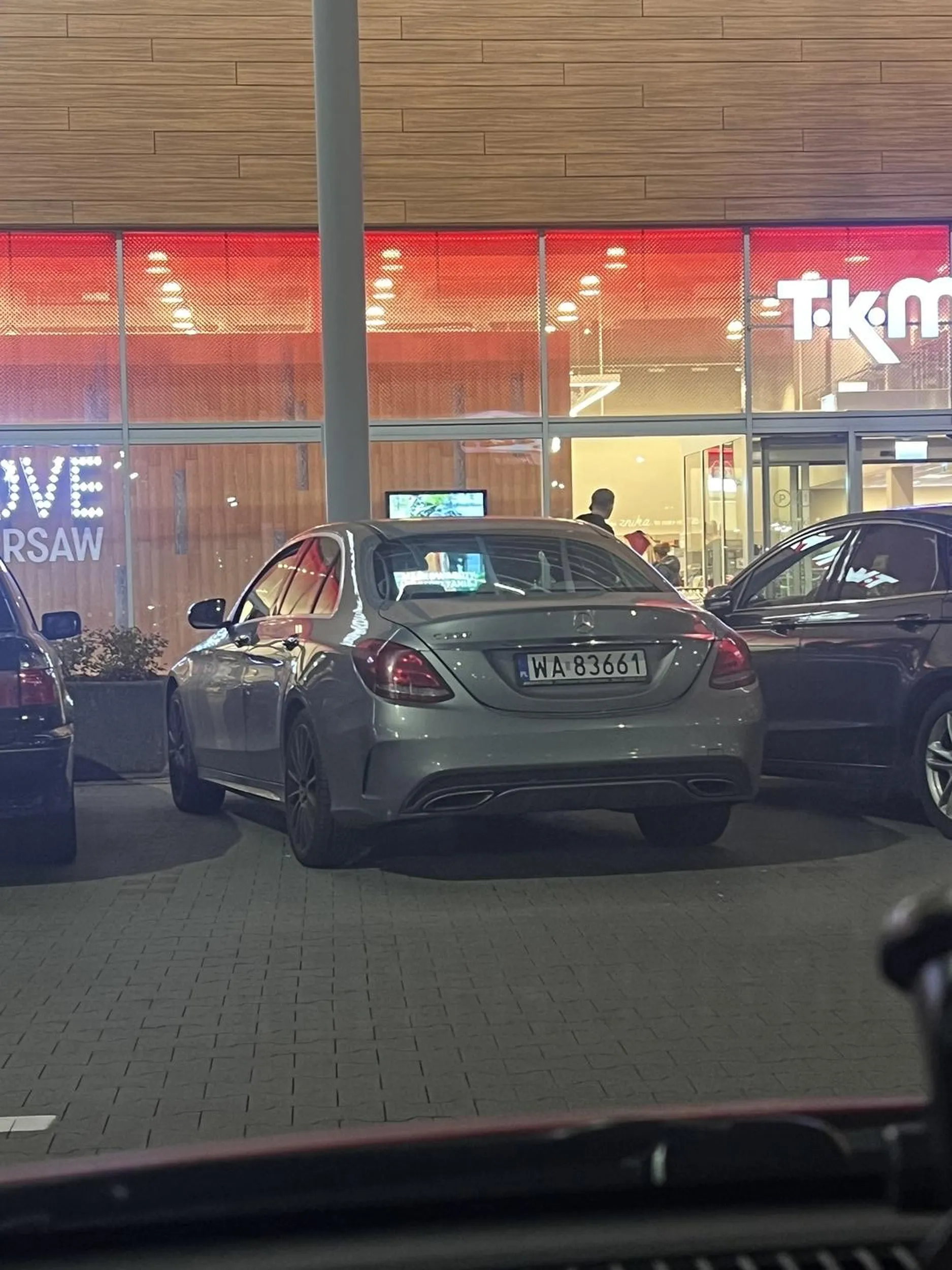 Z nauką parkowania warto byłoby cofnąć się na kurs ponieważ posiadanie Mercedesa nie zwalnia z tej umiejętności