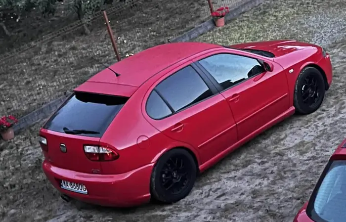 jadąc po Sieradziu, przejezdzalem na skrzyzowaniu na swiatlach, bylo czerwone a obok mnie stal czerwony leon.. kierowca auta jechal na golasa, jechal z otwartymi oknami a z radia leciala piosenka jestem gejem, czulem sie niezrecznie widzac takie cos obok mnie w aucie, plus na dodatek kierowca postanowil bawic swoim pisklakiem.. nie pozdrawiam kierowcy.