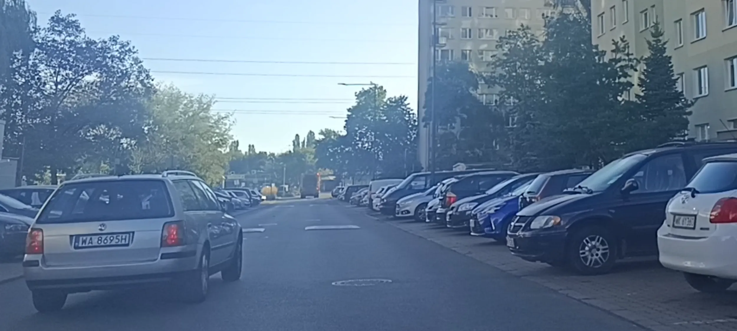 Kierujący babszczur to wariatką próbowała wyprzedzać mnie na skrzyżowaniu a następnie wyprzedzała mnie kiedy manewrowałem na ulicy aby wjechać na miejsce parkingowe