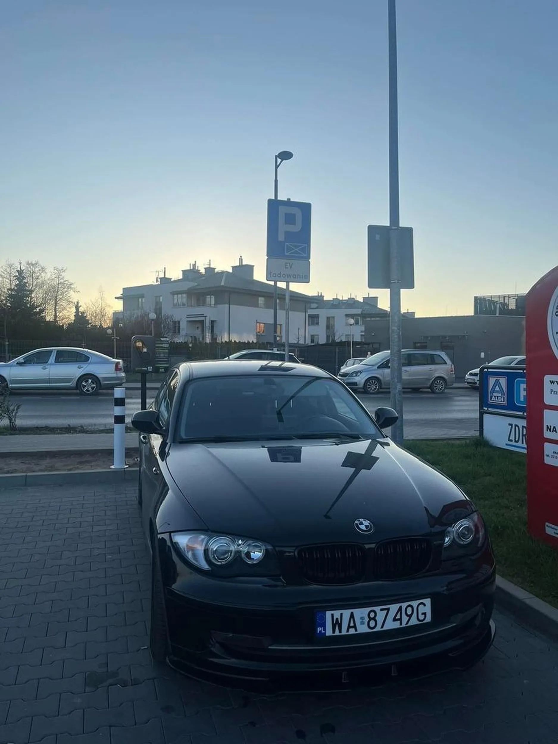 Kierowca pozostawia pojazd w nieprzeznaczonym dla niego miejscu. Jak zawsze chciałem naładować swój samochód jednak nie mogłem… Typowy kierowca BMW