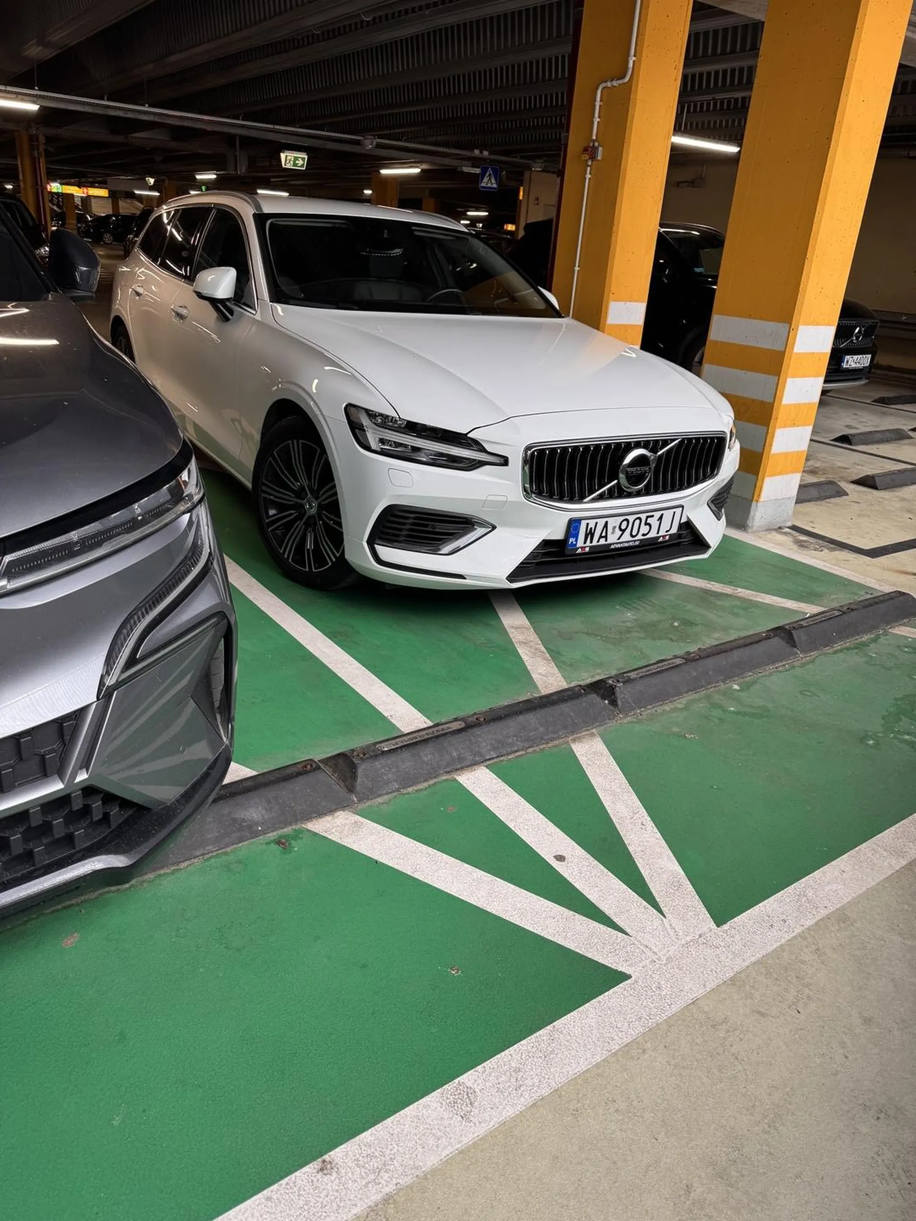 Parkuje przy ładowarce. Los