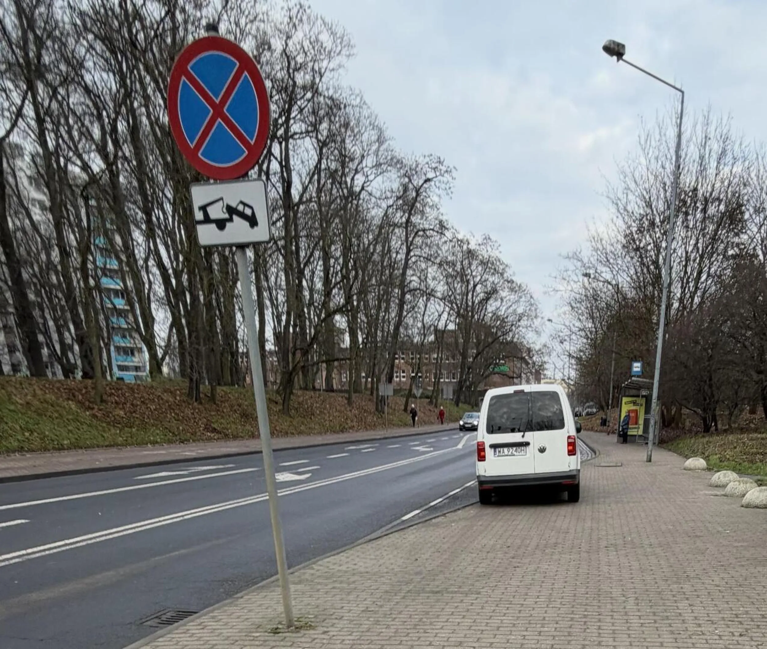 W dupach się pieszym poprzewracało takie szerokie chodniki im robią, jeszcze jakieś zatoki autobusowe robią, jakieś zakazy stawiają, a przecież tu mogło by z 10 aut zaparkować!