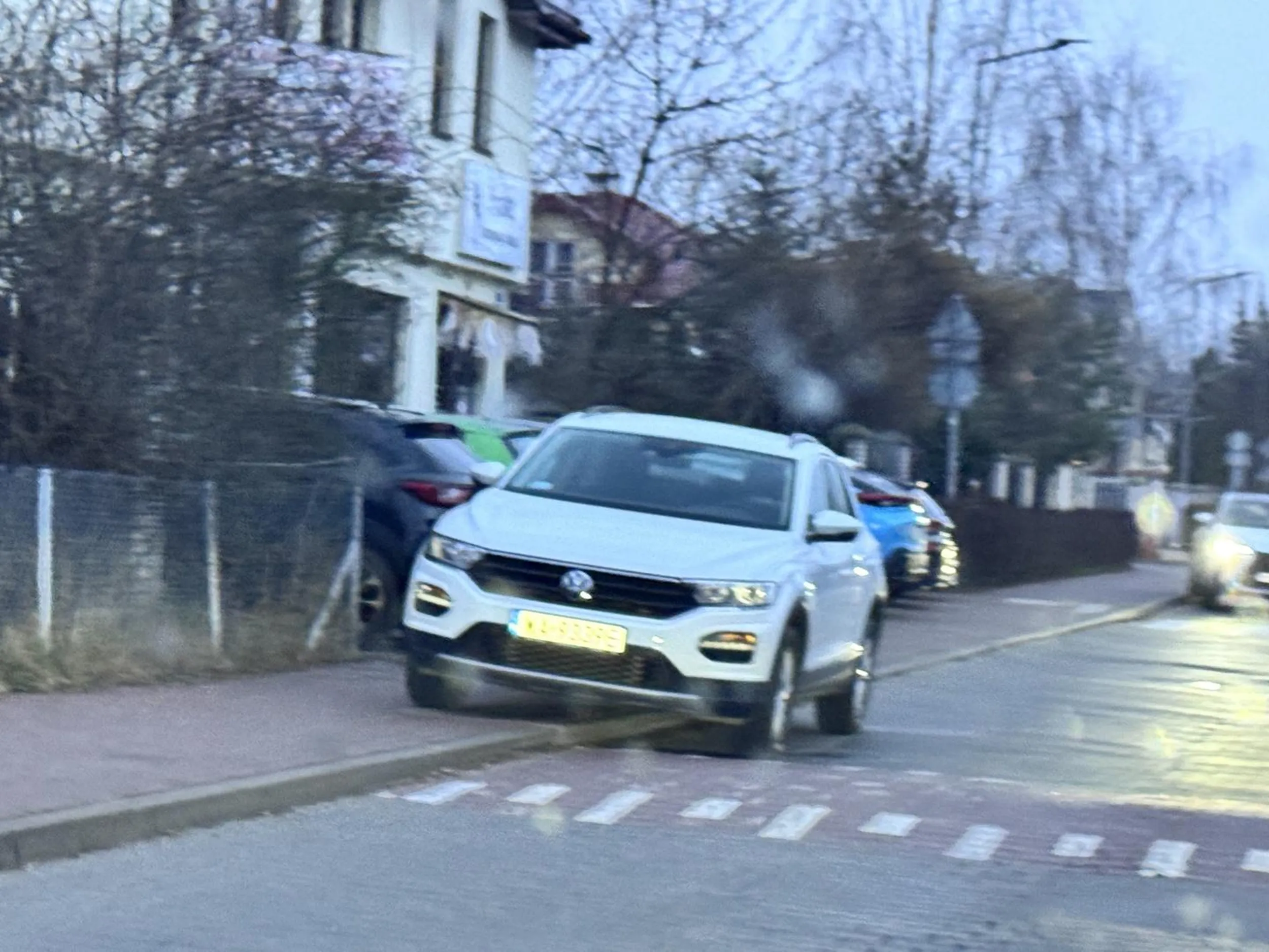 Parkowanie na zakazie parkowania, na chodniku, zostawiając mniej niż 1,5 metra przejścia. Nowa Iwiczna, ulica Zimowa.