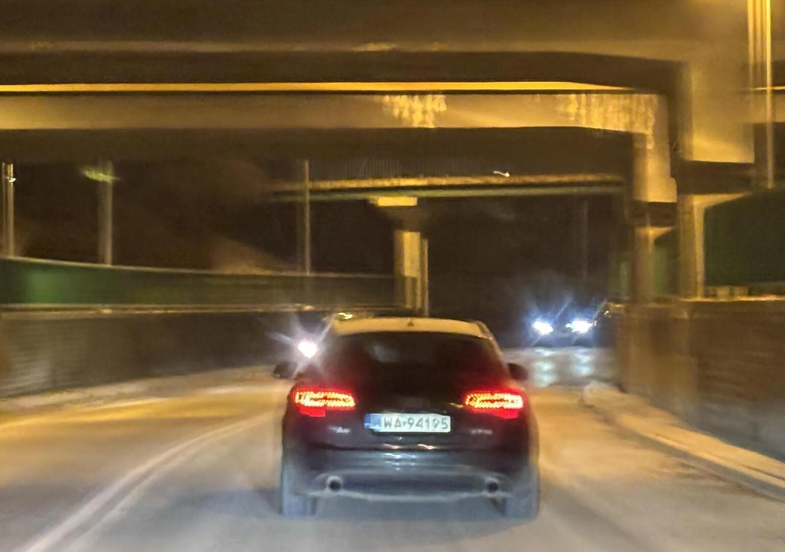 Skręca i zmienia pasy bez kierunkowskazów, w gęstym ruchu, nie zważając na innych użytkowników drogi. Totalny brak kultury i umiejętności jazdy. Takie coś powinno się eliminować z dróg na zawsze.