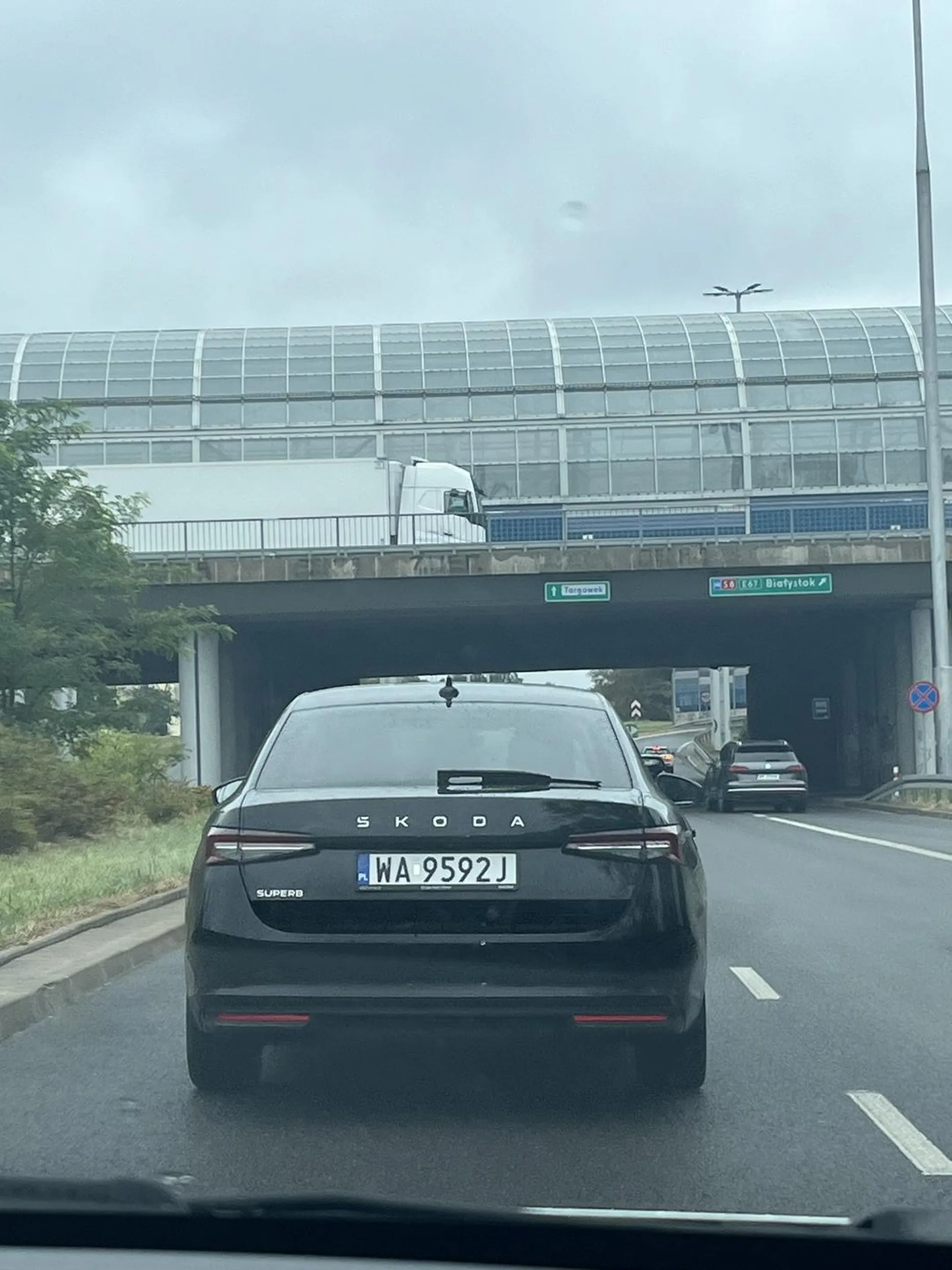 Uwaga na Pana, bo lubi ostro hamować przez przyczyny aby wymusić stłuczkę :)