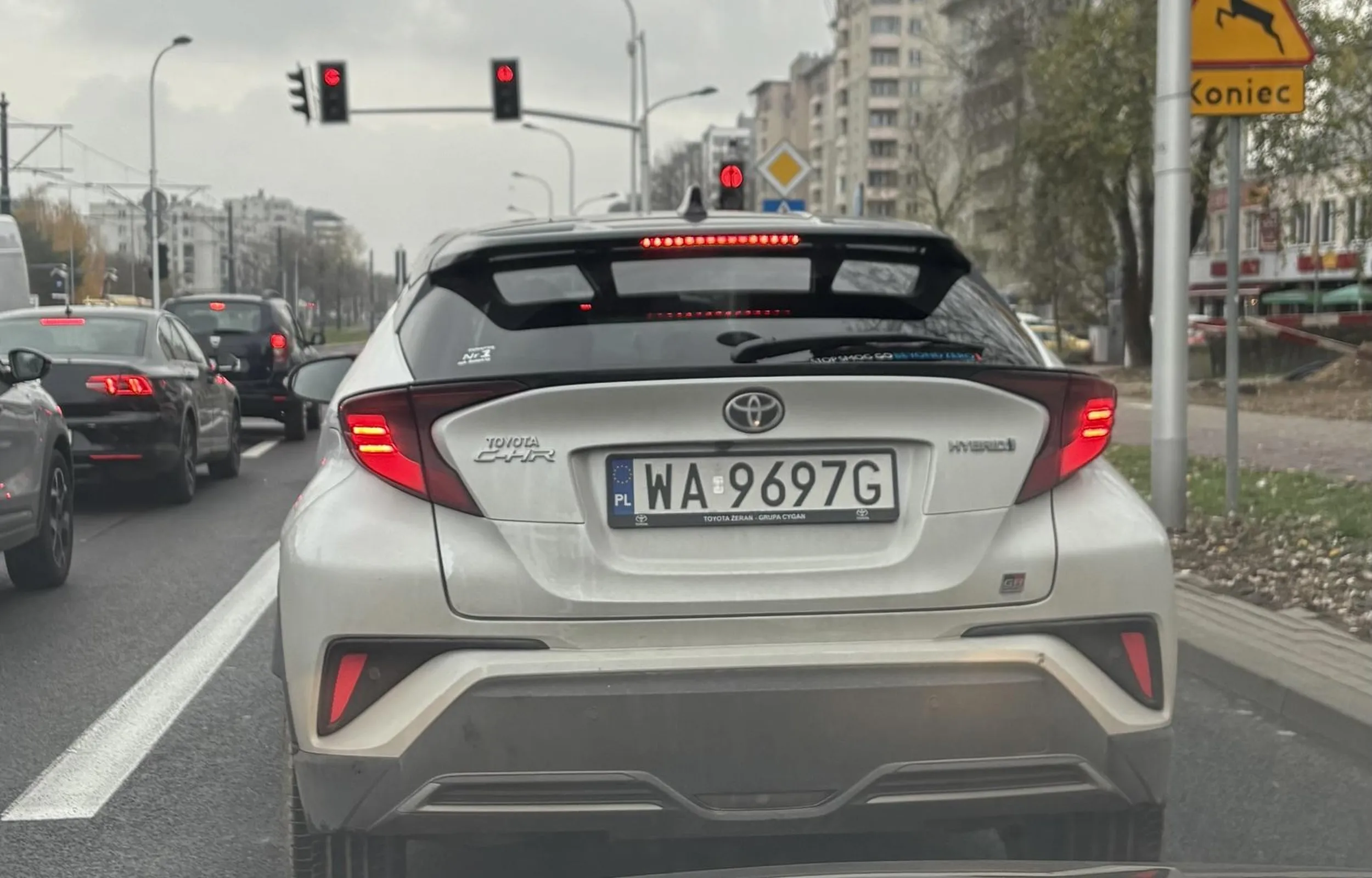 Cyniczny i stwarzający zagrożenie na drodze, ponieważ nie stosuje się do przepisów o czym bardzo dobrze wie, ale śmieje się z tego prosto w twarz.