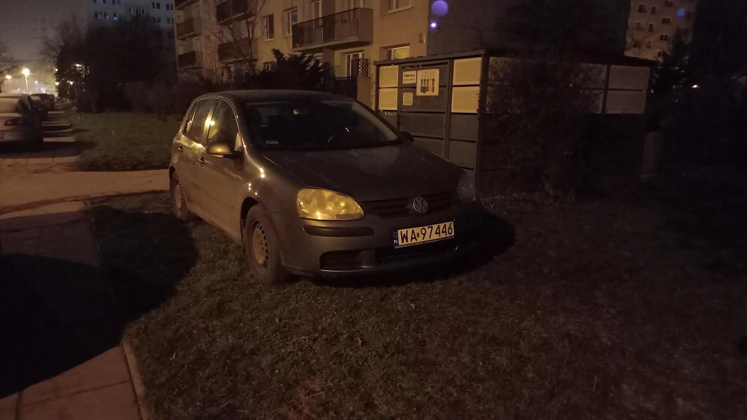 Następnym razem proponuję zaparkować w pergoli.