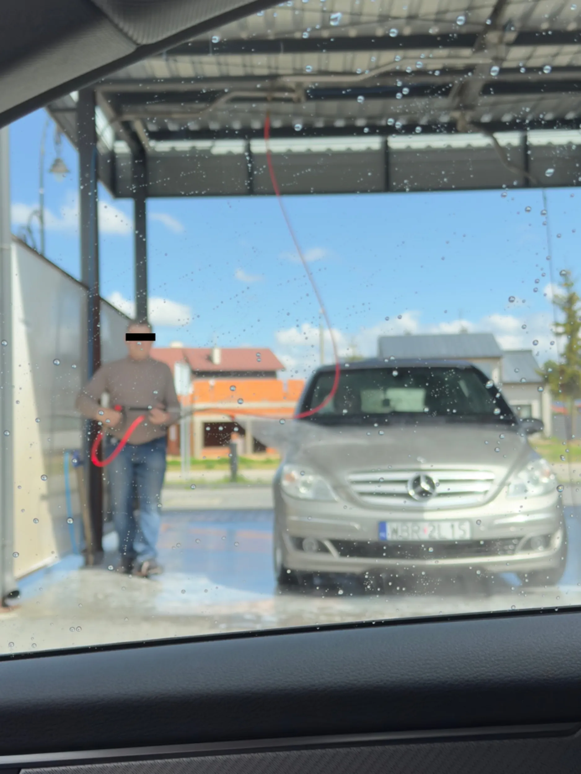 Pan Dziadek wjebał się w kolejkę na myjni bo jak stanął pod sklepem to już sobie zajął miejsce.